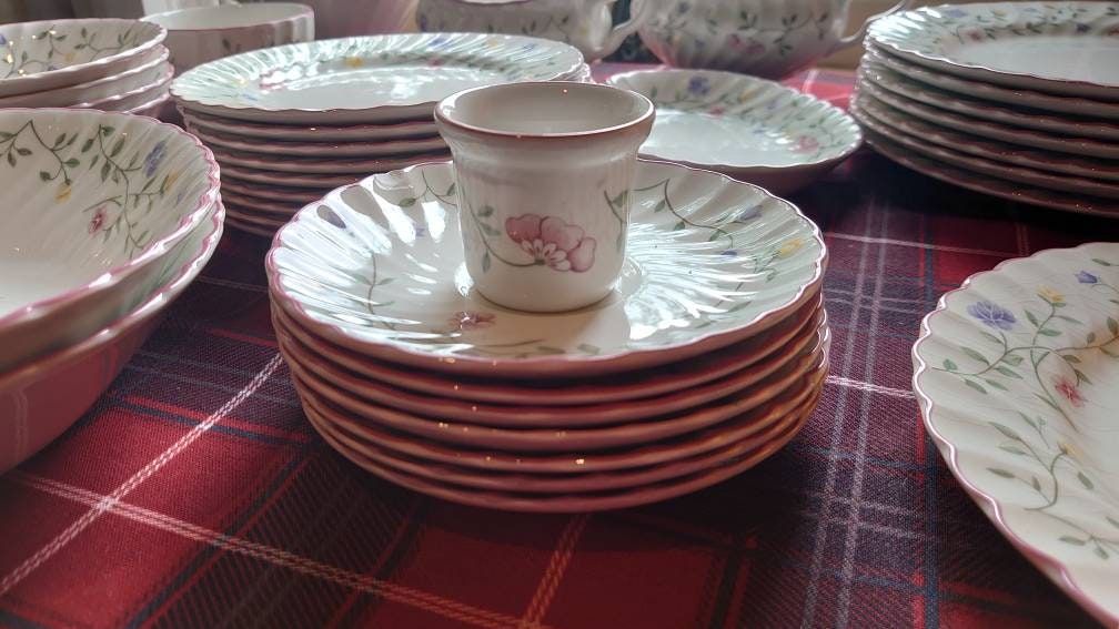 Johnson Brother's Summer Chintz Dining Service/Dinner Set. - Image 4