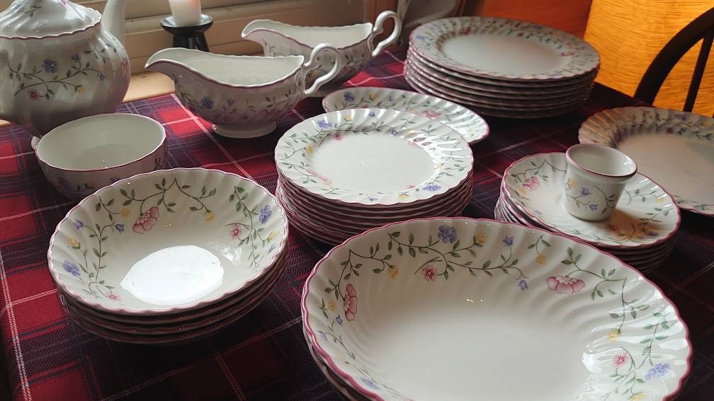 Johnson Brother's Summer Chintz Dining Service/Dinner Set. - Image 7