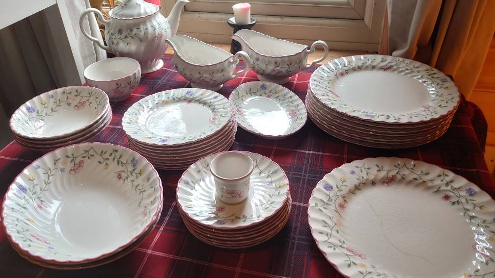 Johnson Brother's Summer Chintz Dining Service/Dinner Set. - Image 8