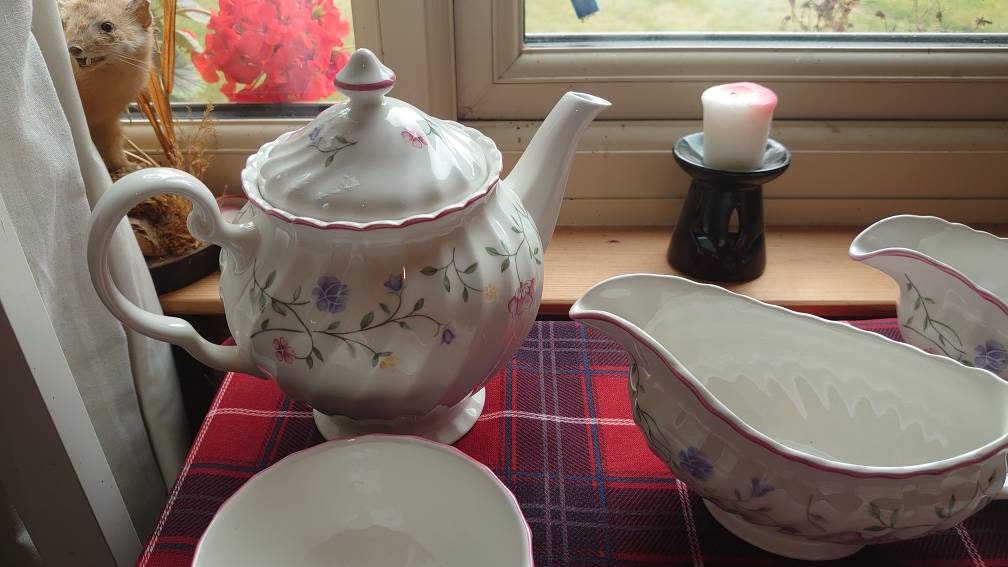 Johnson Brother's Summer Chintz Dining Service/Dinner Set. - Image 3