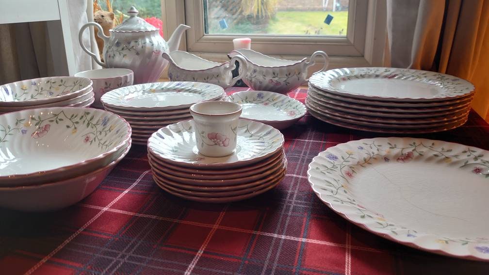 Johnson Brother's Summer Chintz Dining Service/Dinner Set. - Image 5