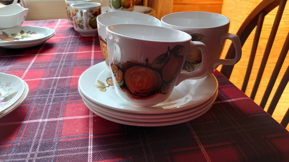 Alfred Meakin "Eden" Studio Tea and Serving Set including 4 Cups and Saucers, Sandwich plate and Fruit Bowl - Image 5