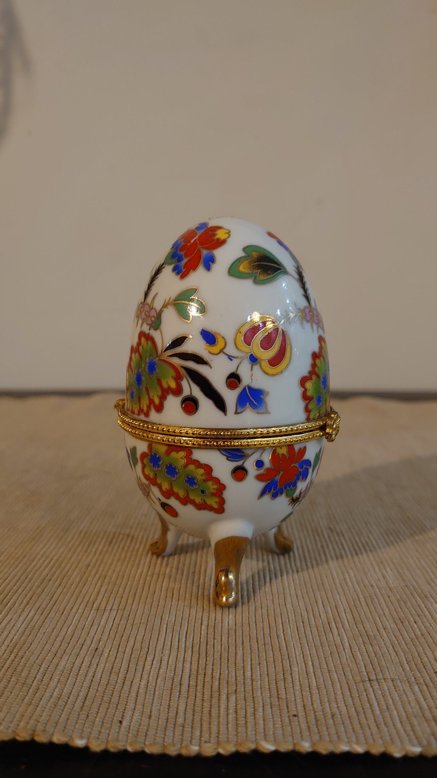Decorative White Egg with Colourful Flowering Plants - 10cm high - excellent condition! - Image 4