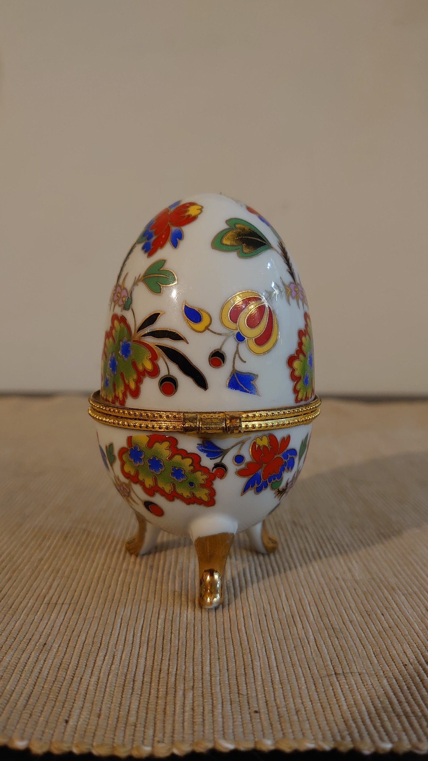 Decorative White Egg with Colourful Flowering Plants - 10cm high - excellent condition! - Image 5