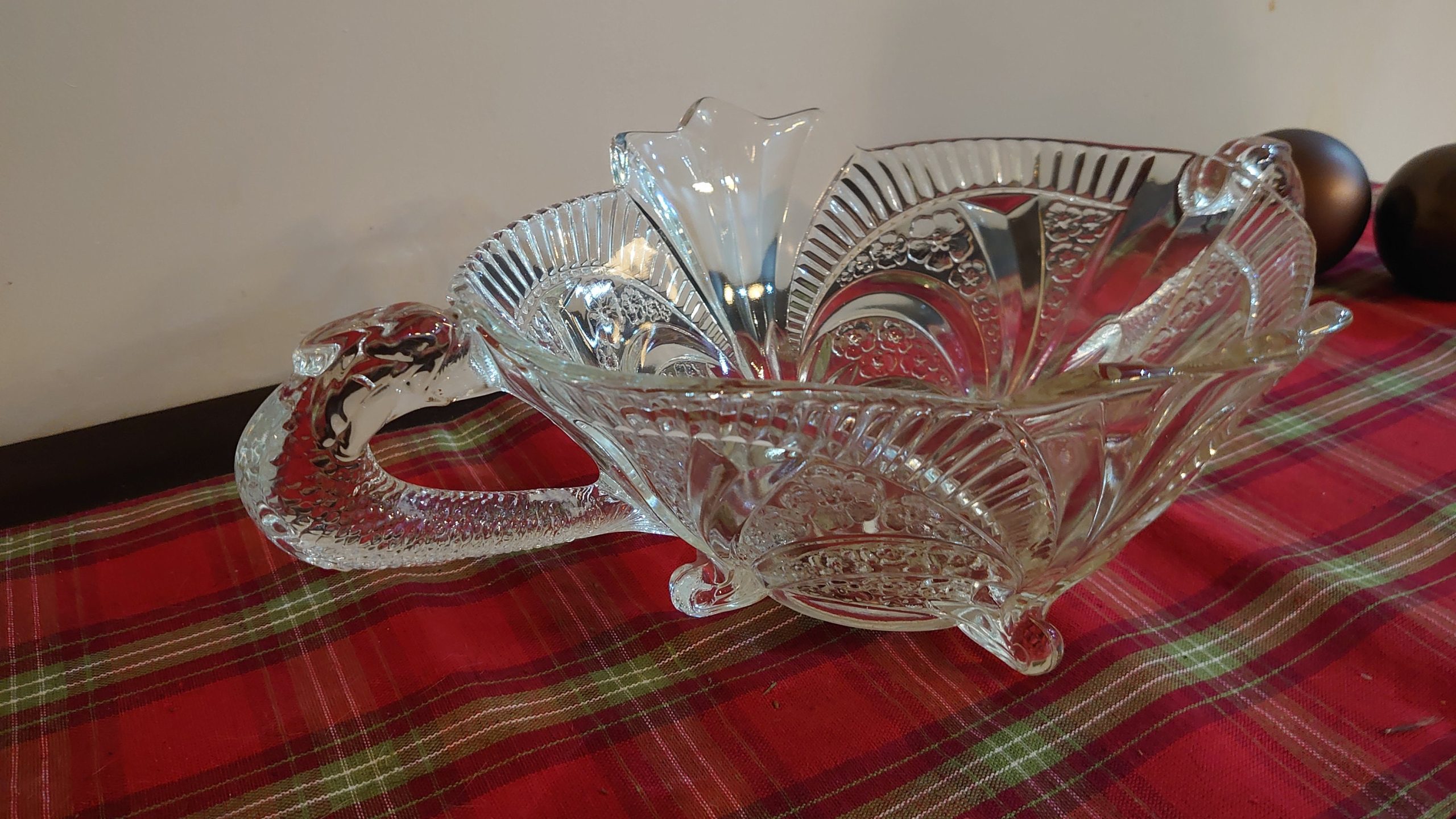 Large Crystal Cut Nut/Fruit or Christmas Bowl - Excellent condition - 39cm wide - Very Robust! - Image 5