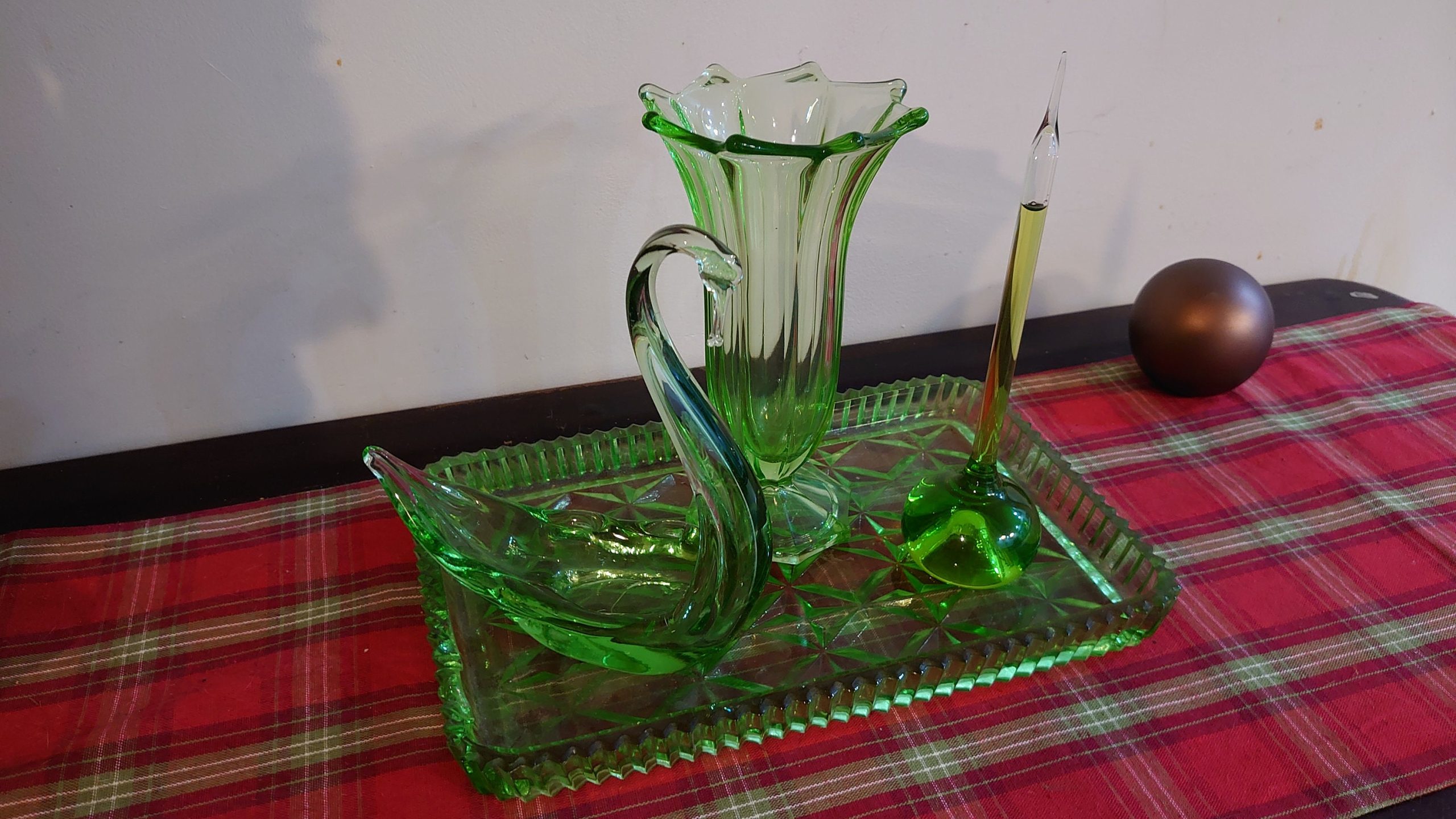 Assortment of Green Glassware - 4 items - Tray, Murano Swan, Ornament, Vase - Excellent Condition - Image 3
