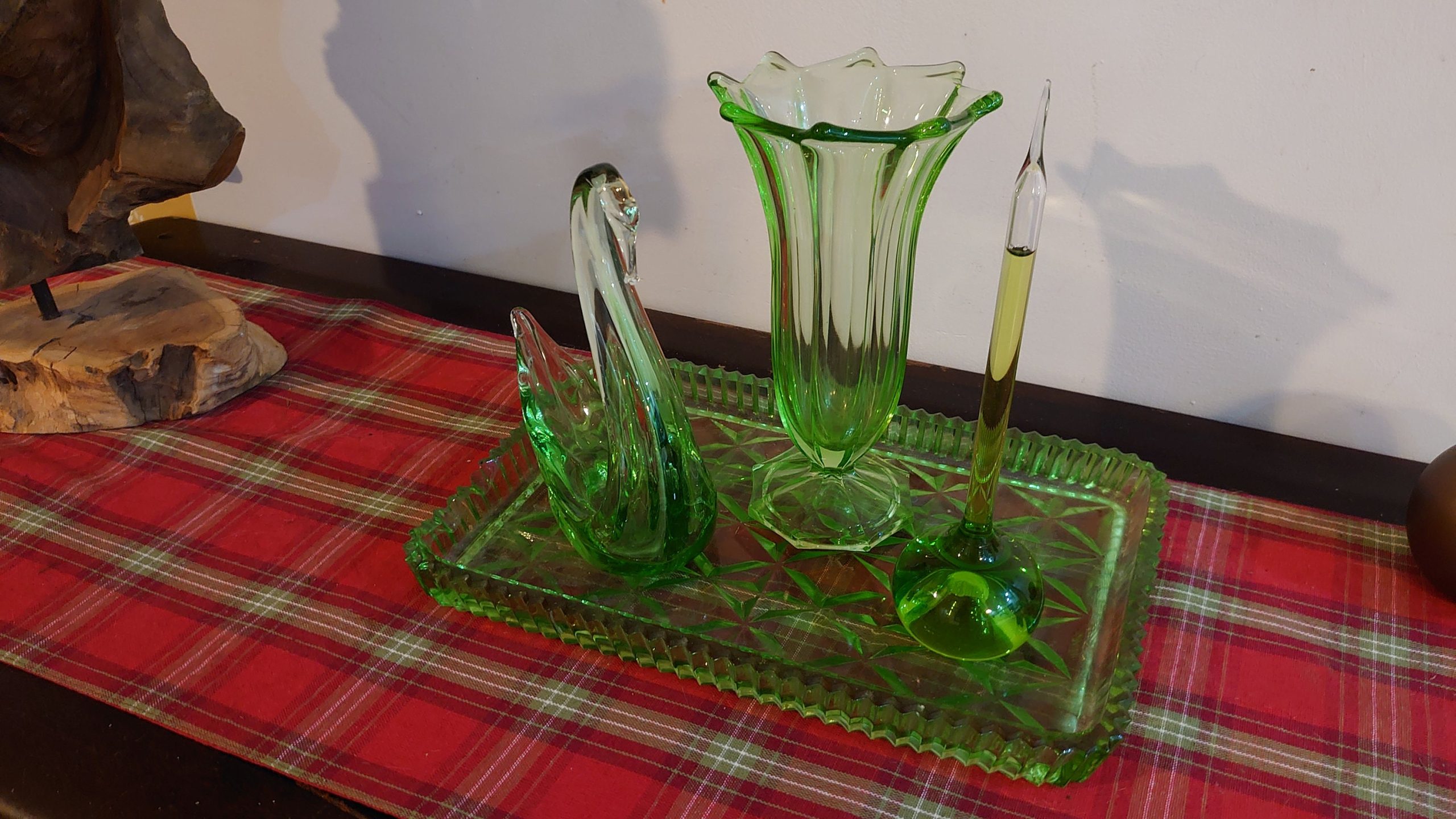 Assortment of Green Glassware - 4 items - Tray, Murano Swan, Ornament, Vase - Excellent Condition - Image 4
