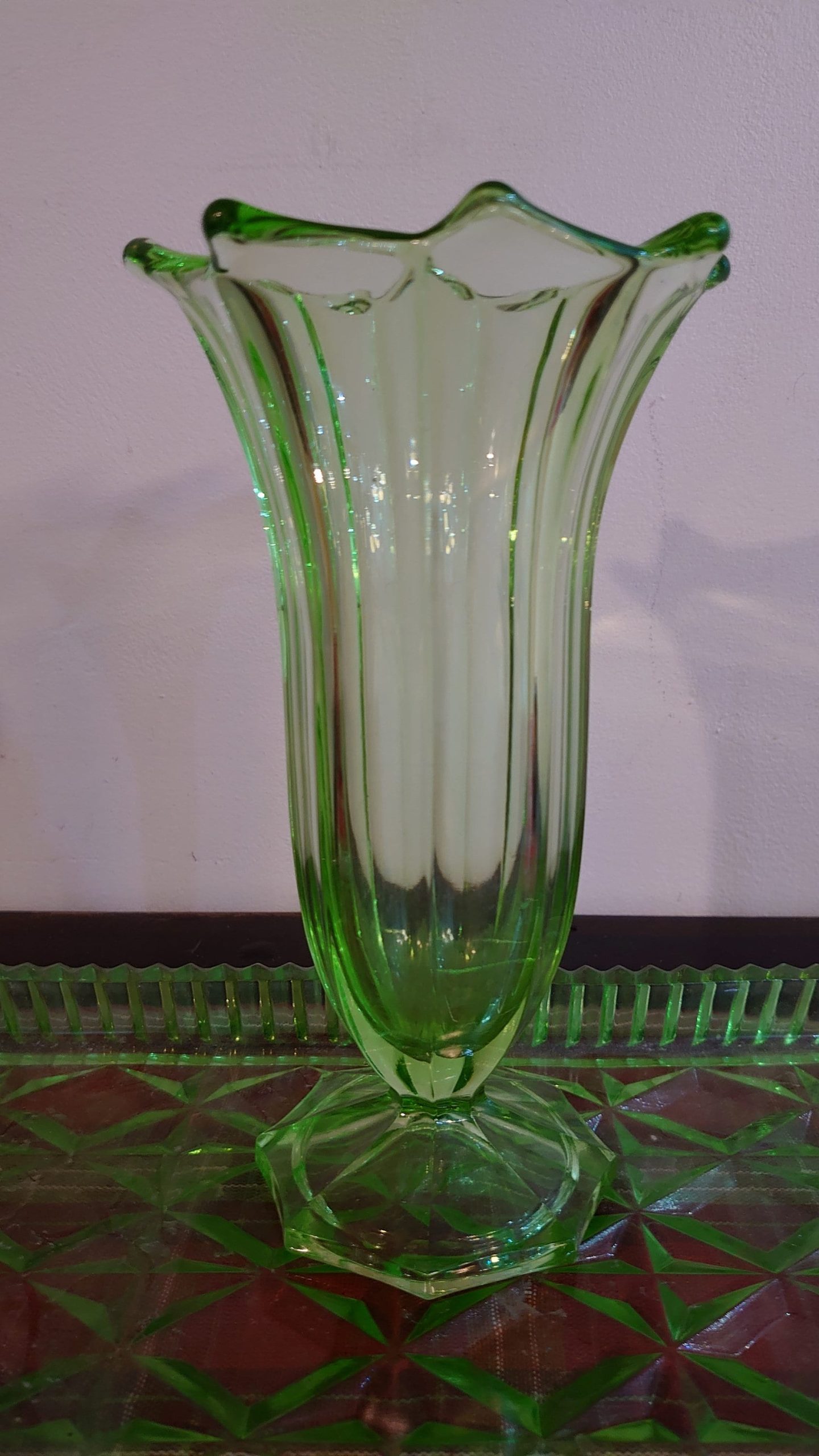 Assortment of Green Glassware - 4 items - Tray, Murano Swan, Ornament, Vase - Excellent Condition - Image 8