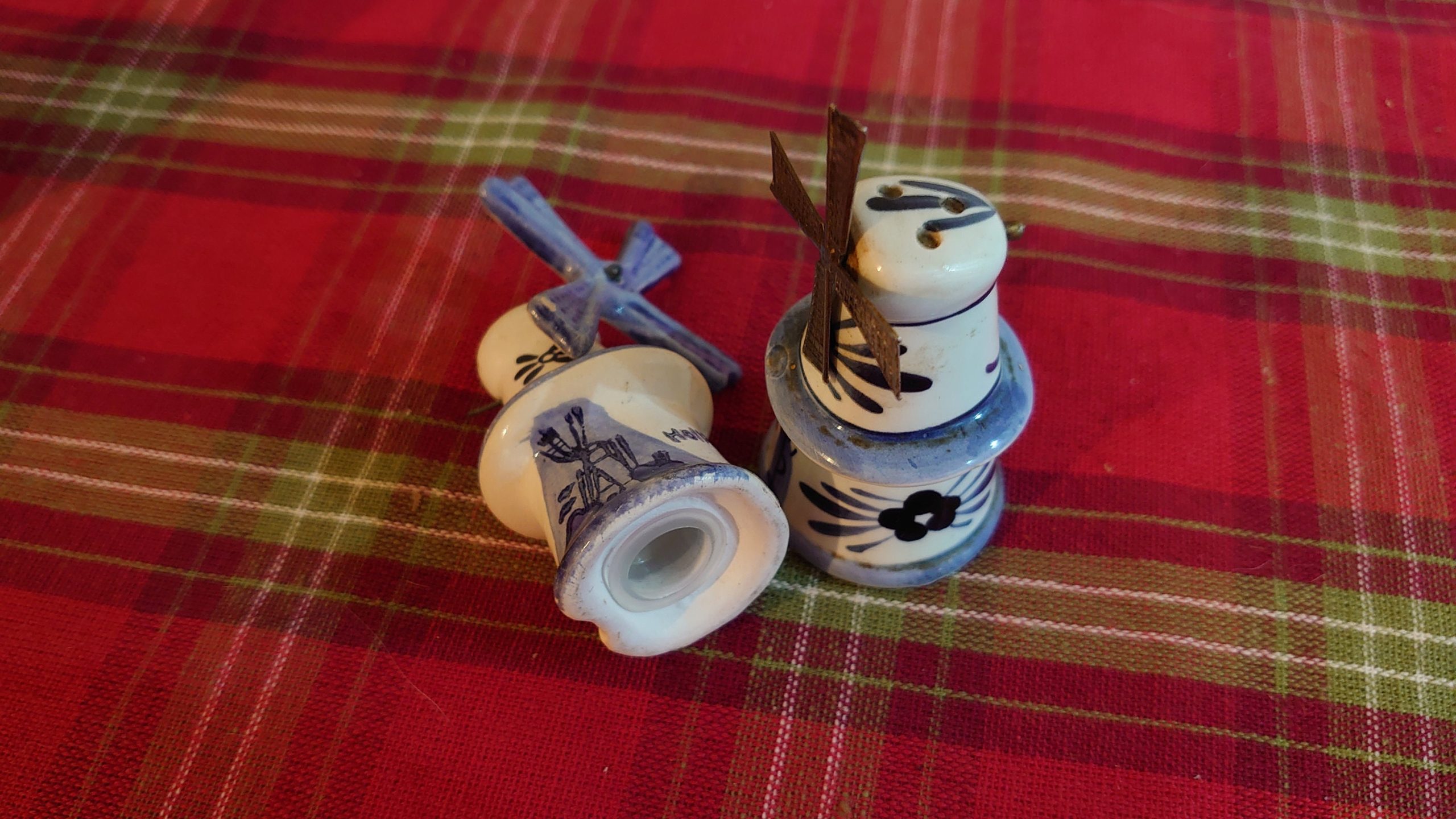 Set of Four Cute Delft Figurines - Man and Woman and Two Windmill Pepperpots - Very good condition! - Image 6