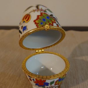 Decorative White Egg with Colourful Flowering Plants - 10cm high - excellent condition!