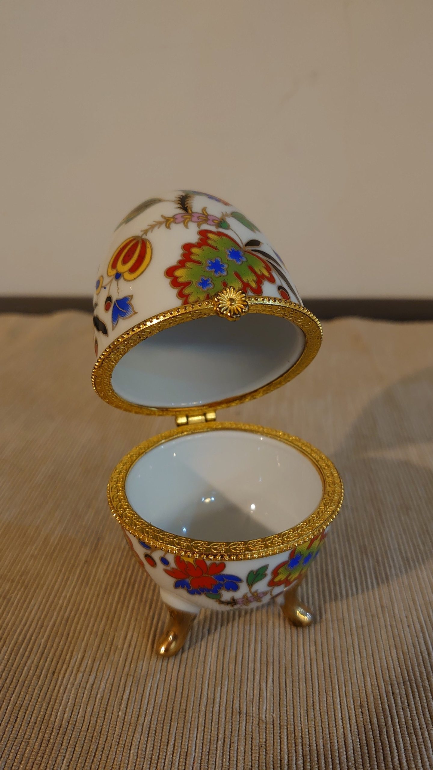 Decorative White Egg with Colourful Flowering Plants - 10cm high - excellent condition!