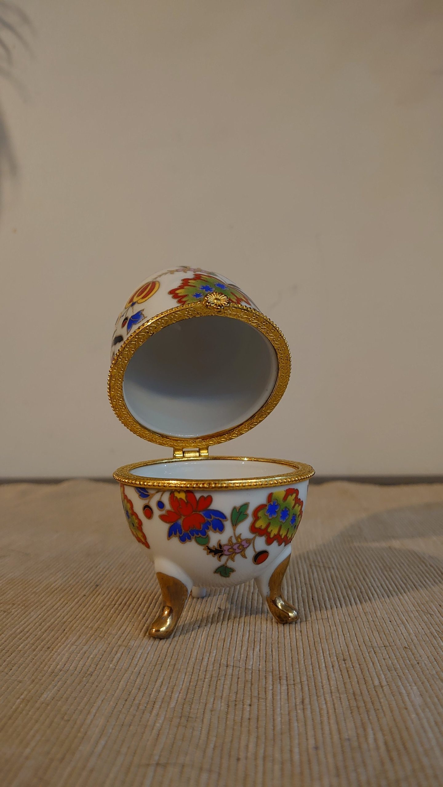 Decorative White Egg with Colourful Flowering Plants - 10cm high - excellent condition! - Image 6