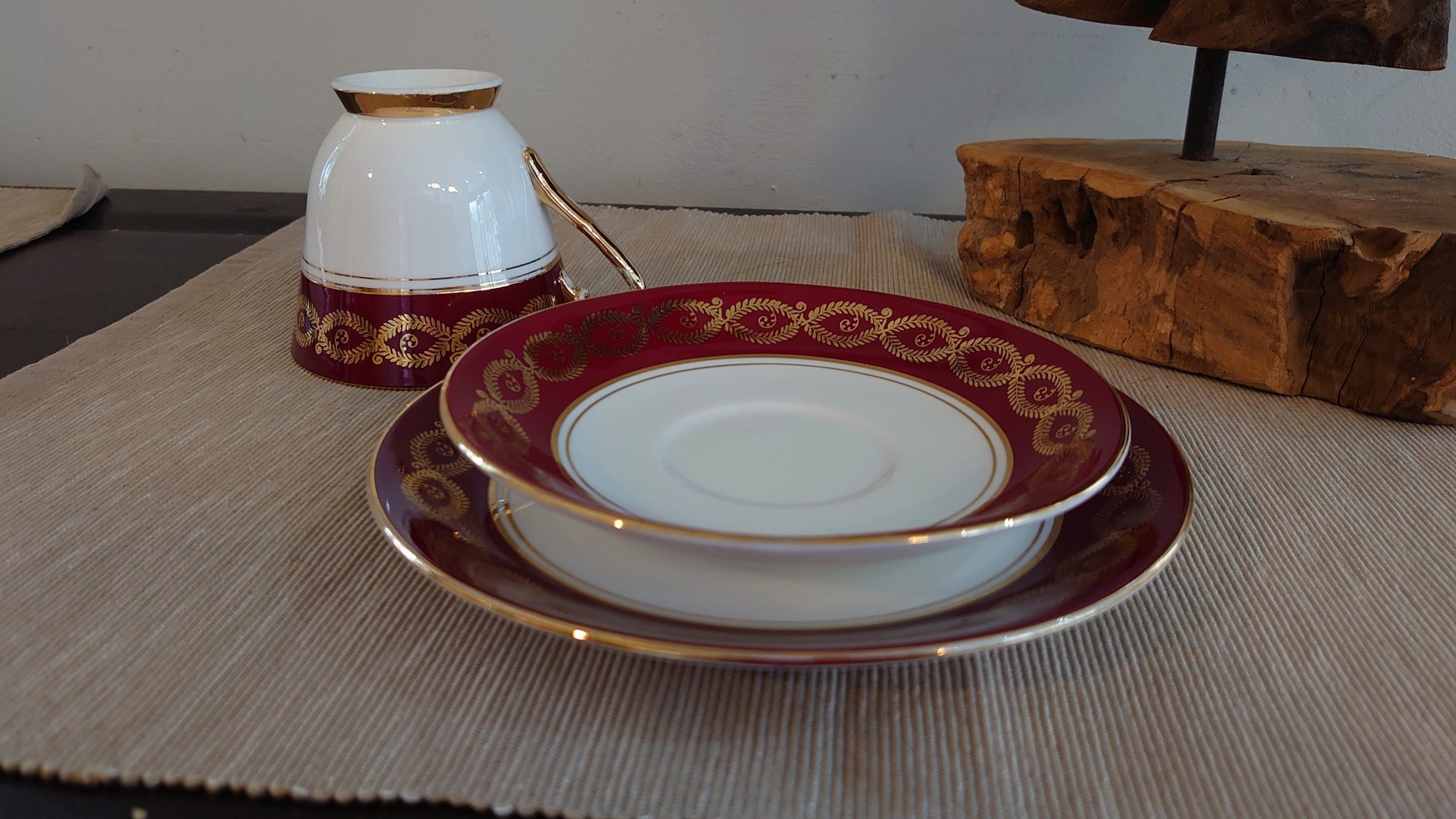 Set of Four Windsor Bone China Cups, Saucers and Side Plates, Red and Gold Banding - Christmas Theme - Very Good condition - Image 6