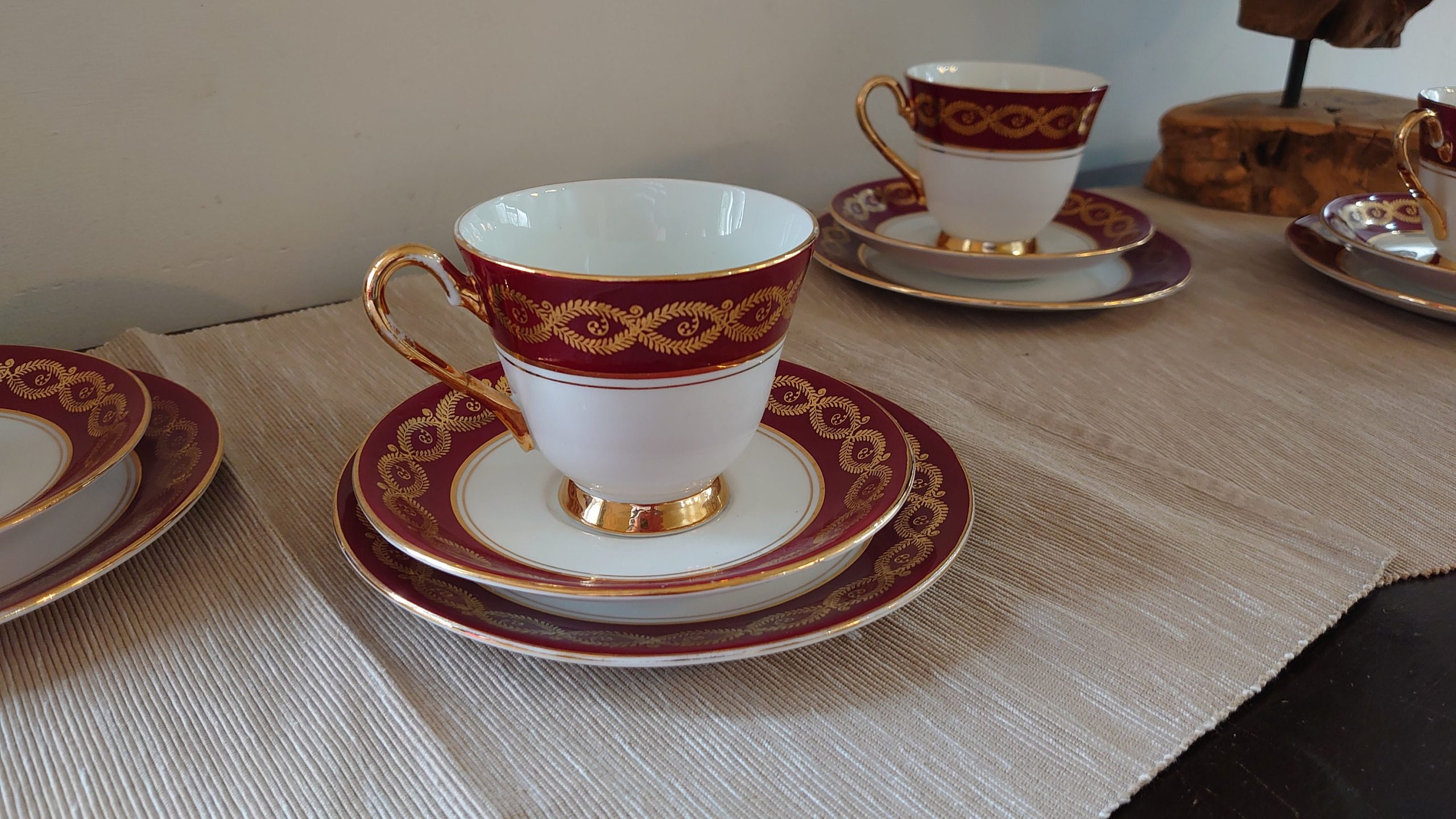 Set of Four Windsor Bone China Cups, Saucers and Side Plates, Red and Gold Banding - Christmas Theme - Very Good condition - Image 4