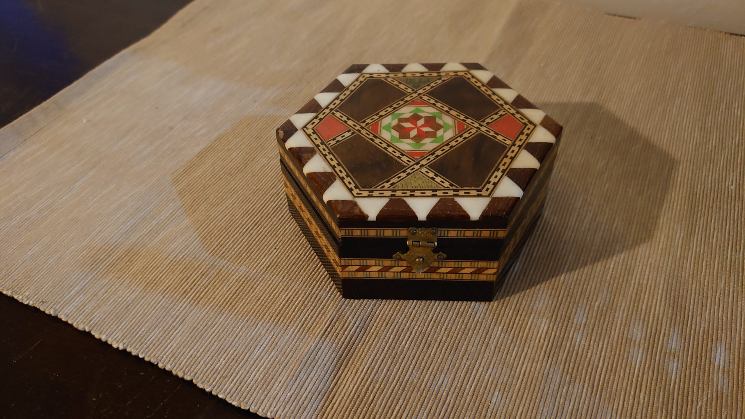 Patterned Hexagonal Wooden Box with Fabric Lining and Mirror - 11.5cm diameter - Very Good condition - Image 2