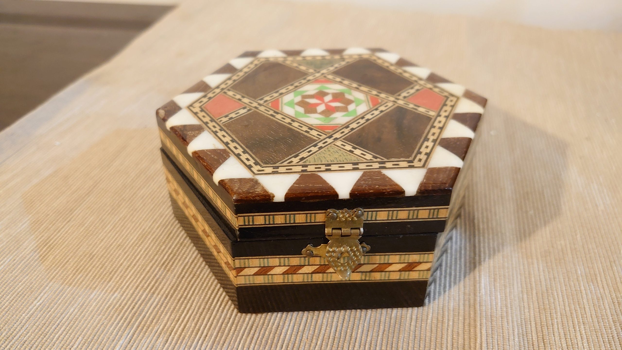 Patterned Hexagonal Wooden Box with Fabric Lining and Mirror - 11.5cm diameter - Very Good condition - Image 4