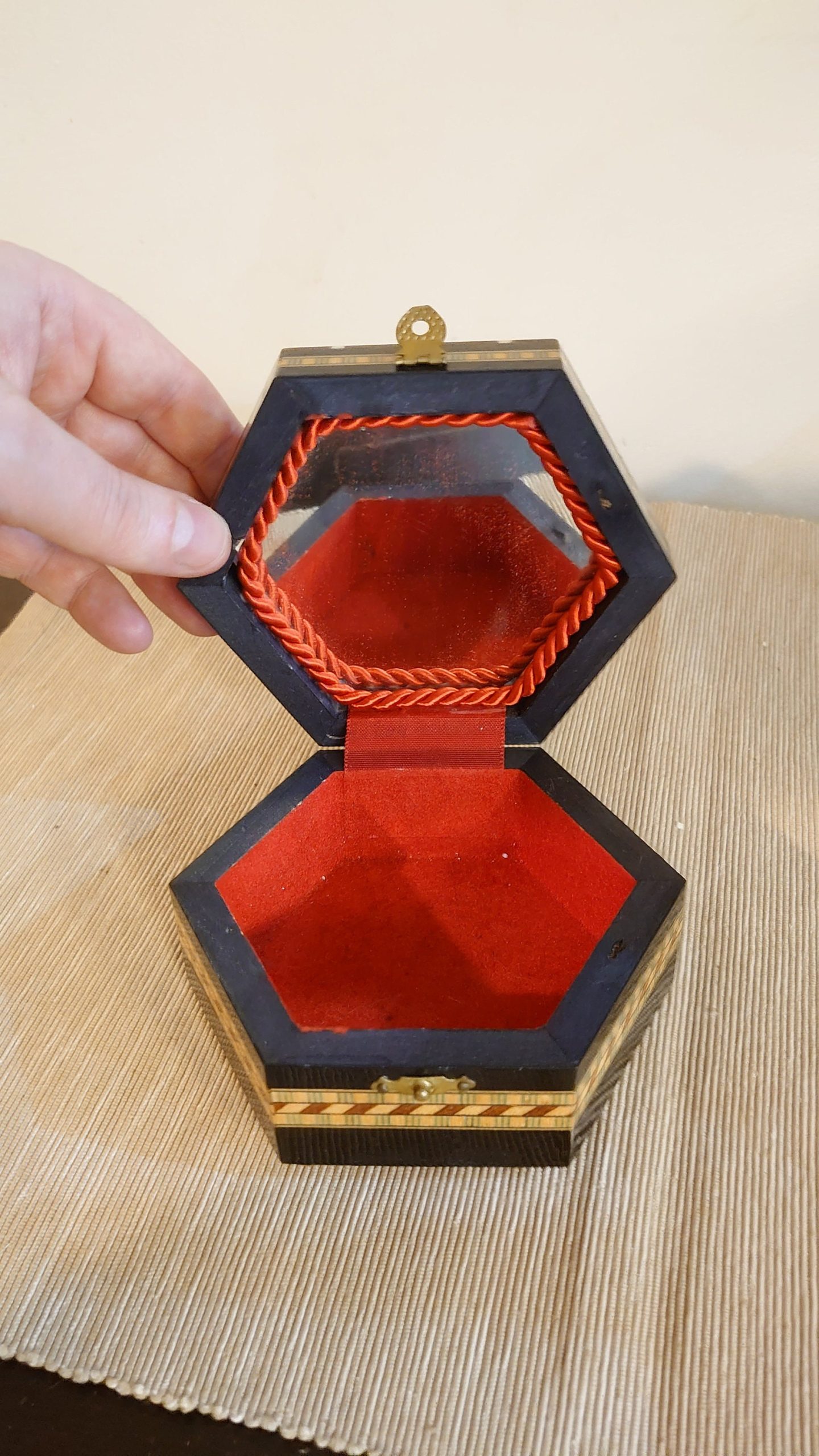 Patterned Hexagonal Wooden Box with Fabric Lining and Mirror - 11.5cm diameter - Very Good condition - Image 5
