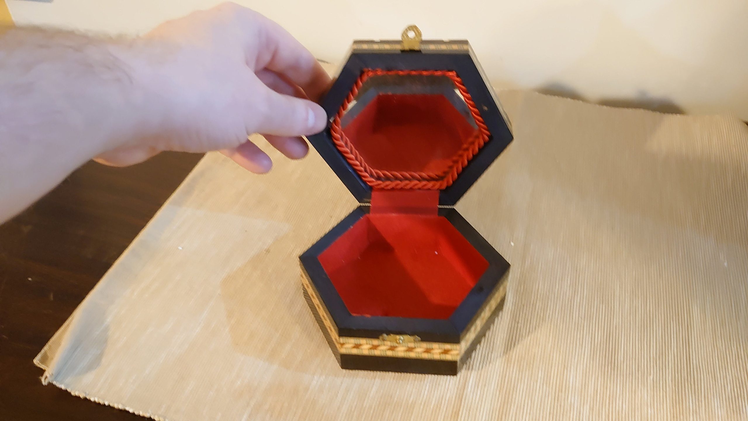 Patterned Hexagonal Wooden Box with Fabric Lining and Mirror - 11.5cm diameter - Very Good condition - Image 6