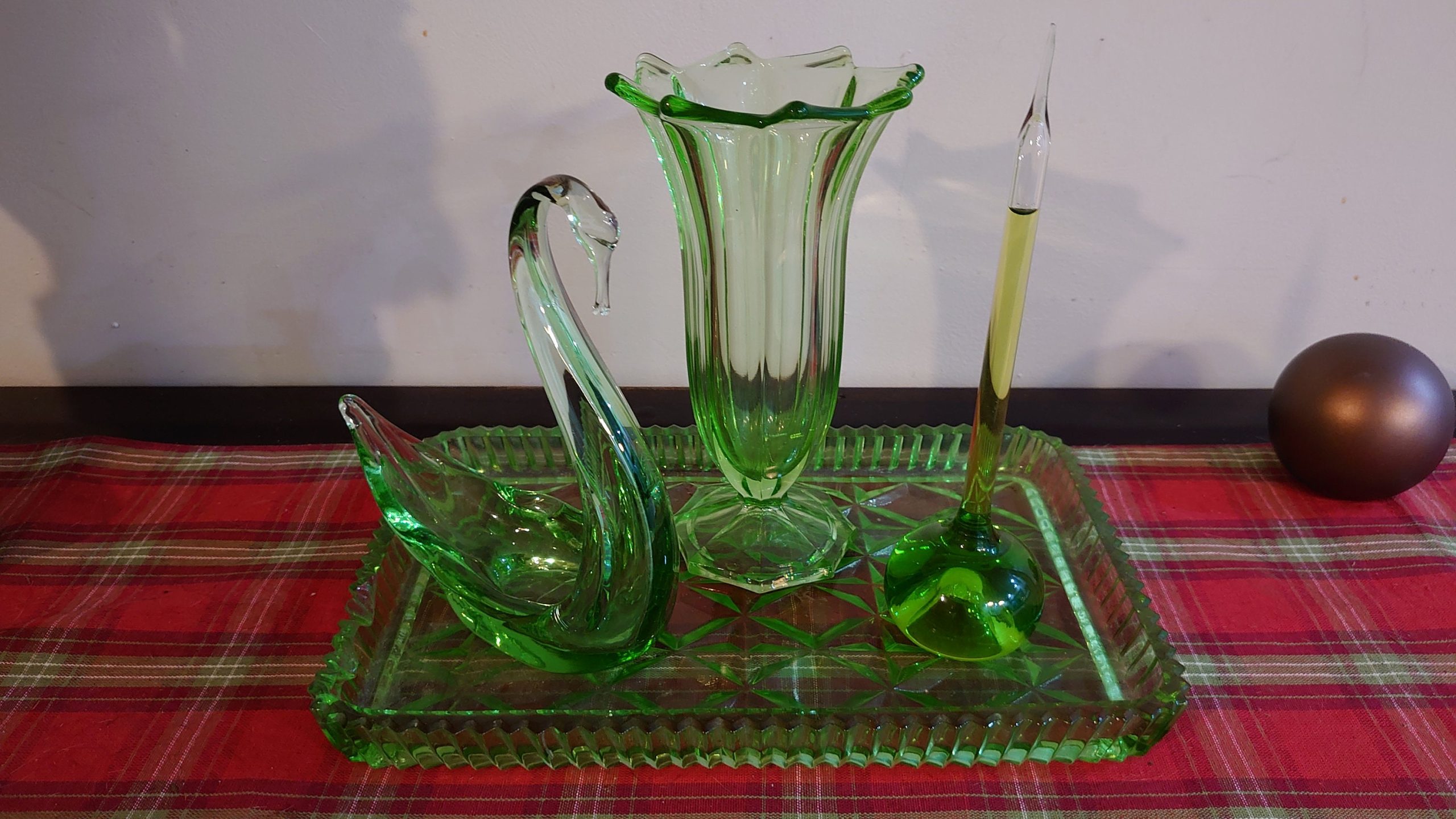 Assortment of Green Glassware - 4 items - Tray, Murano Swan, Ornament, Vase - Excellent Condition - Image 2