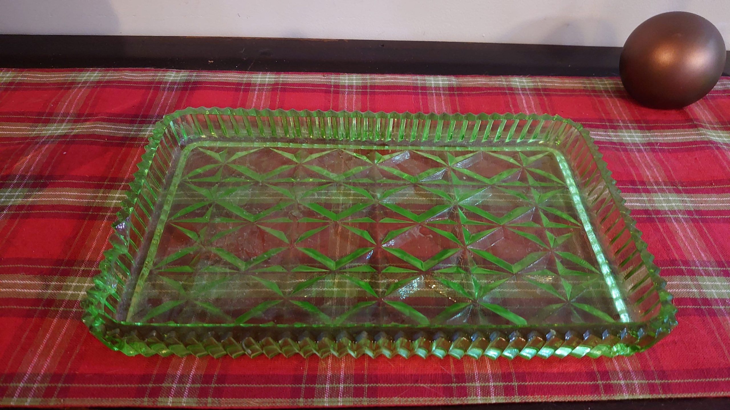Assortment of Green Glassware - 4 items - Tray, Murano Swan, Ornament, Vase - Excellent Condition - Image 9
