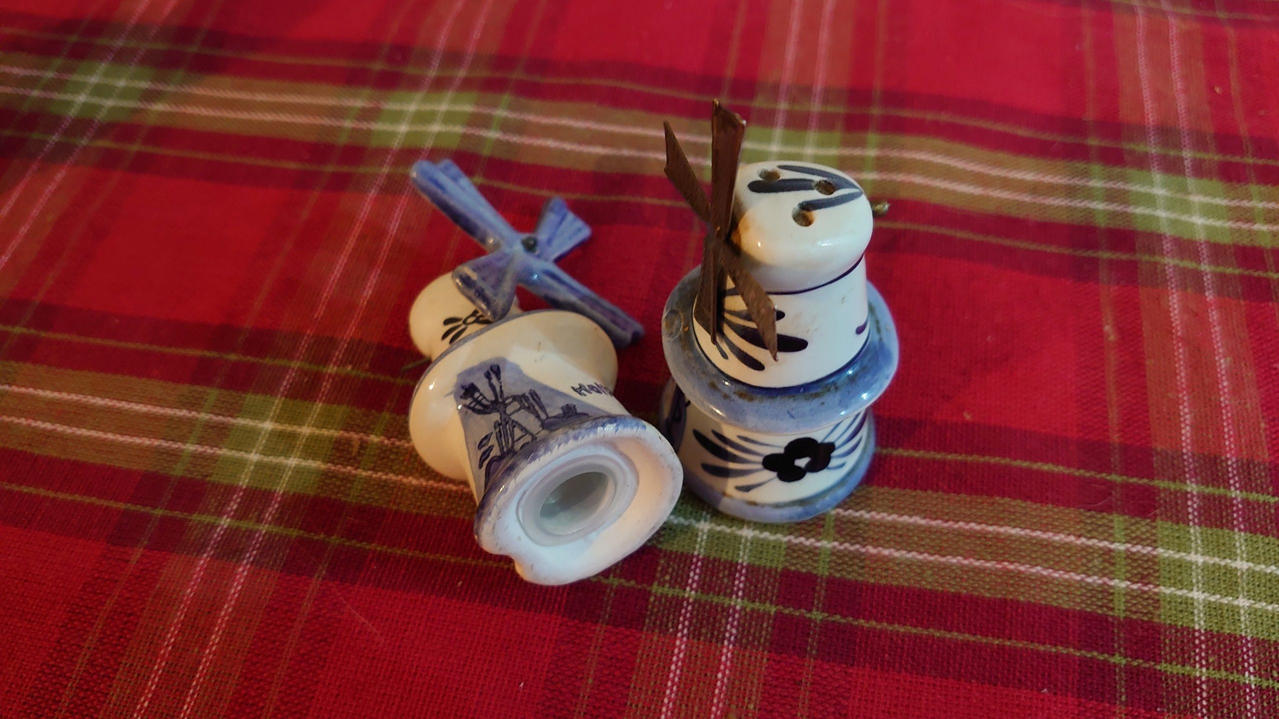 Set of Four Cute Delft Figurines - Man and Woman and Two Windmill Pepperpots - Very good condition! - Image 7