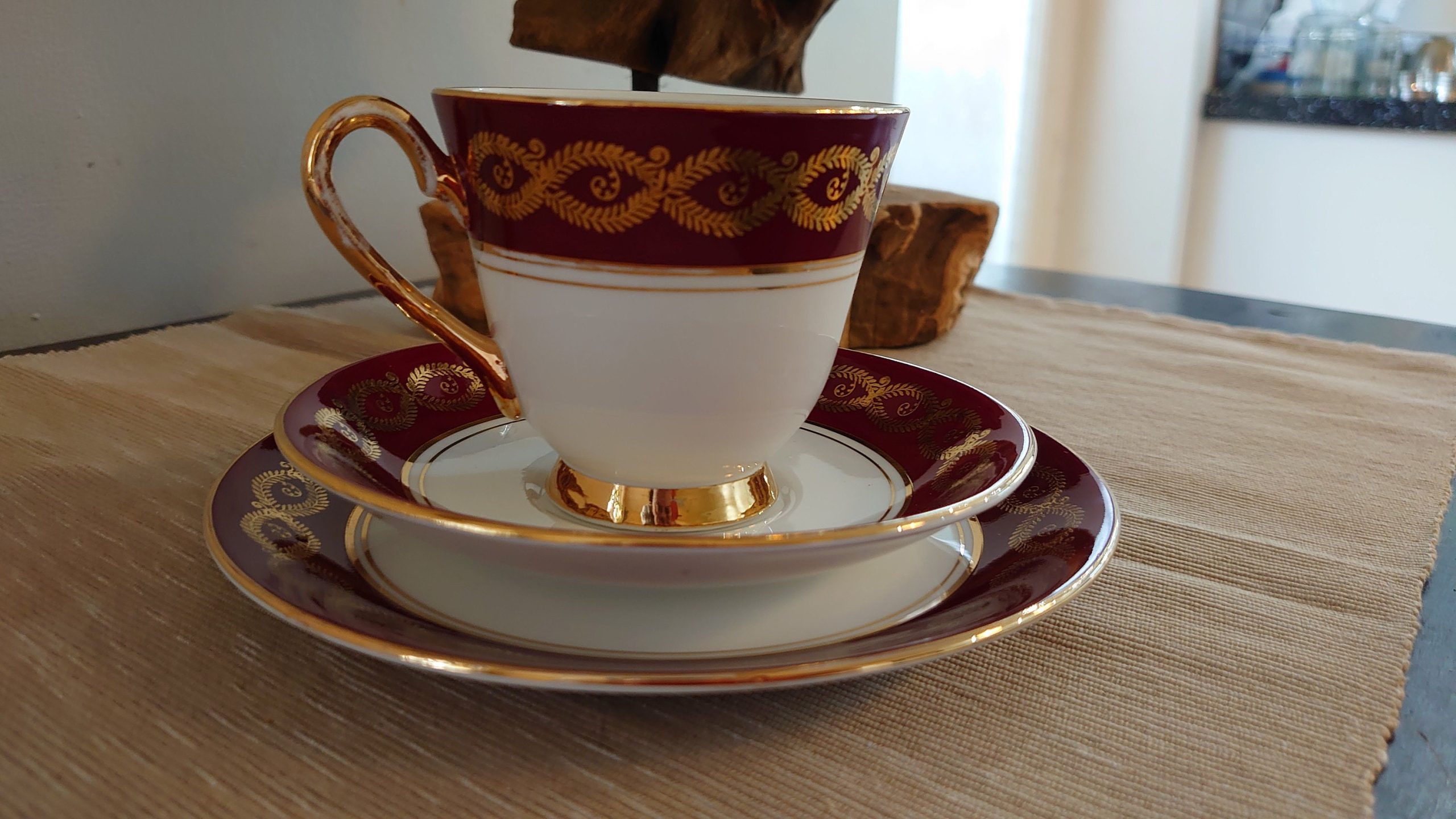 Set of Four Windsor Bone China Cups, Saucers and Side Plates, Red and Gold Banding - Christmas Theme - Very Good condition - Image 7