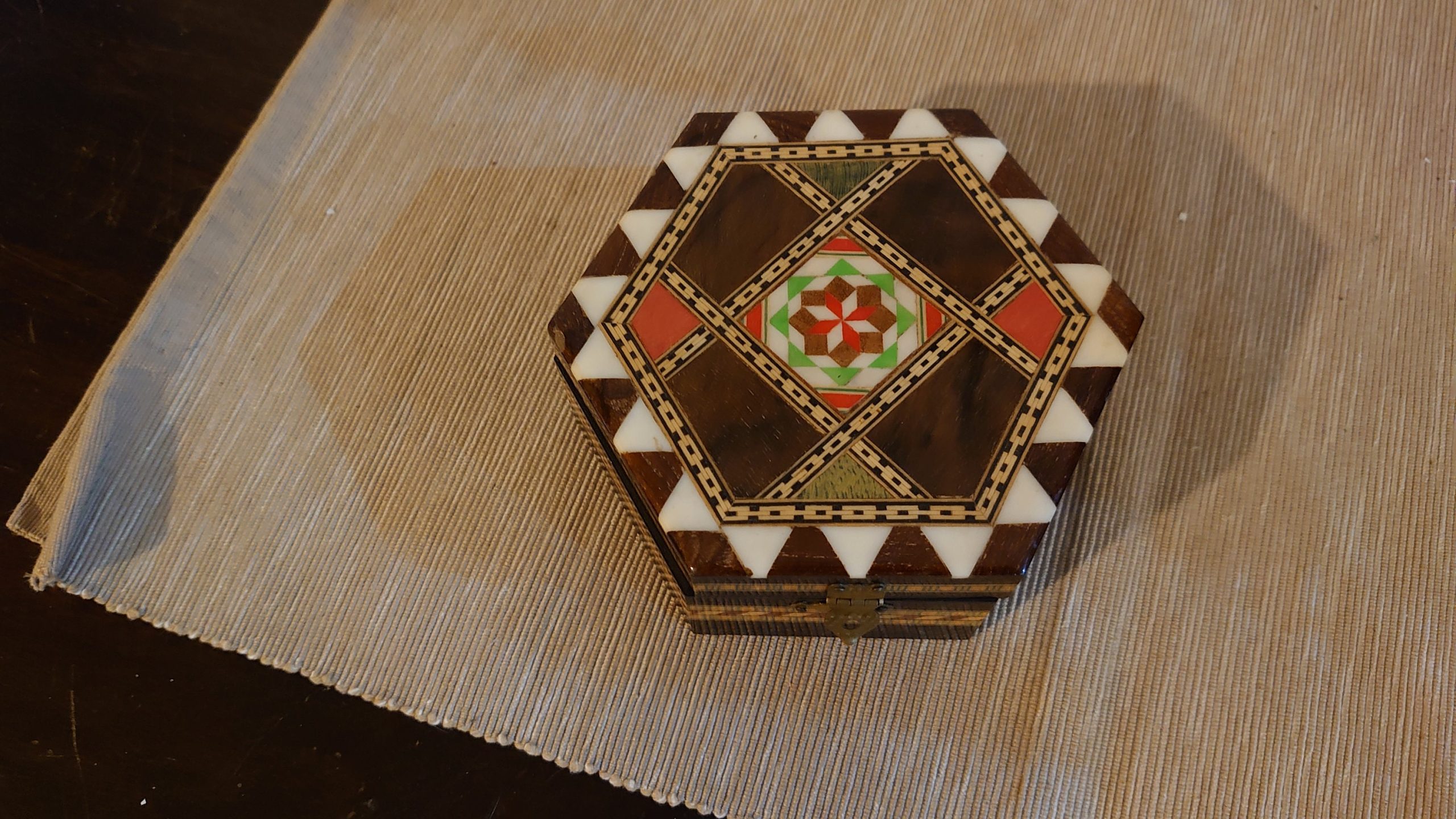 Patterned Hexagonal Wooden Box with Fabric Lining and Mirror - 11.5cm diameter - Very Good condition - Image 3