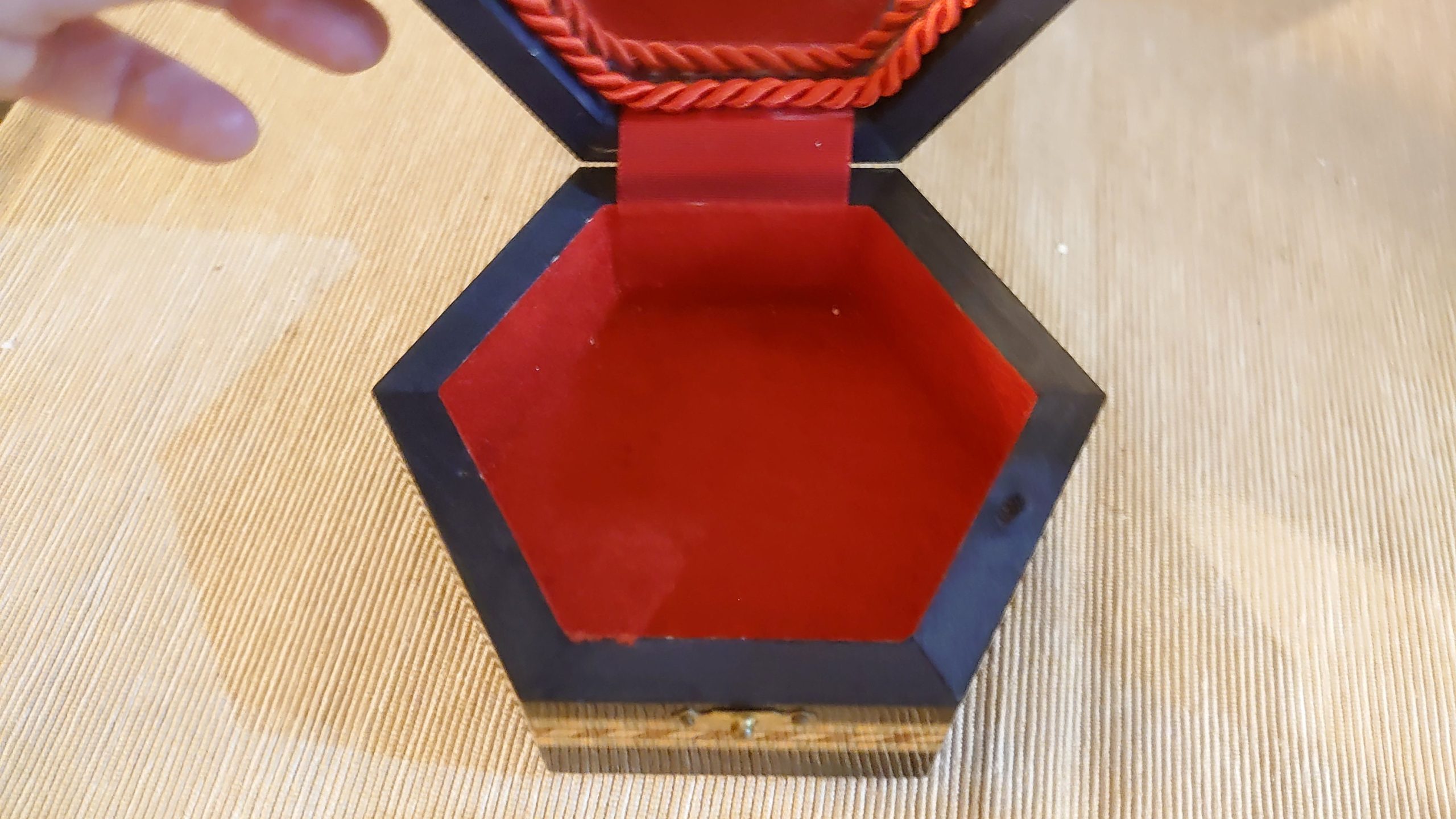 Patterned Hexagonal Wooden Box with Fabric Lining and Mirror - 11.5cm diameter - Very Good condition - Image 7