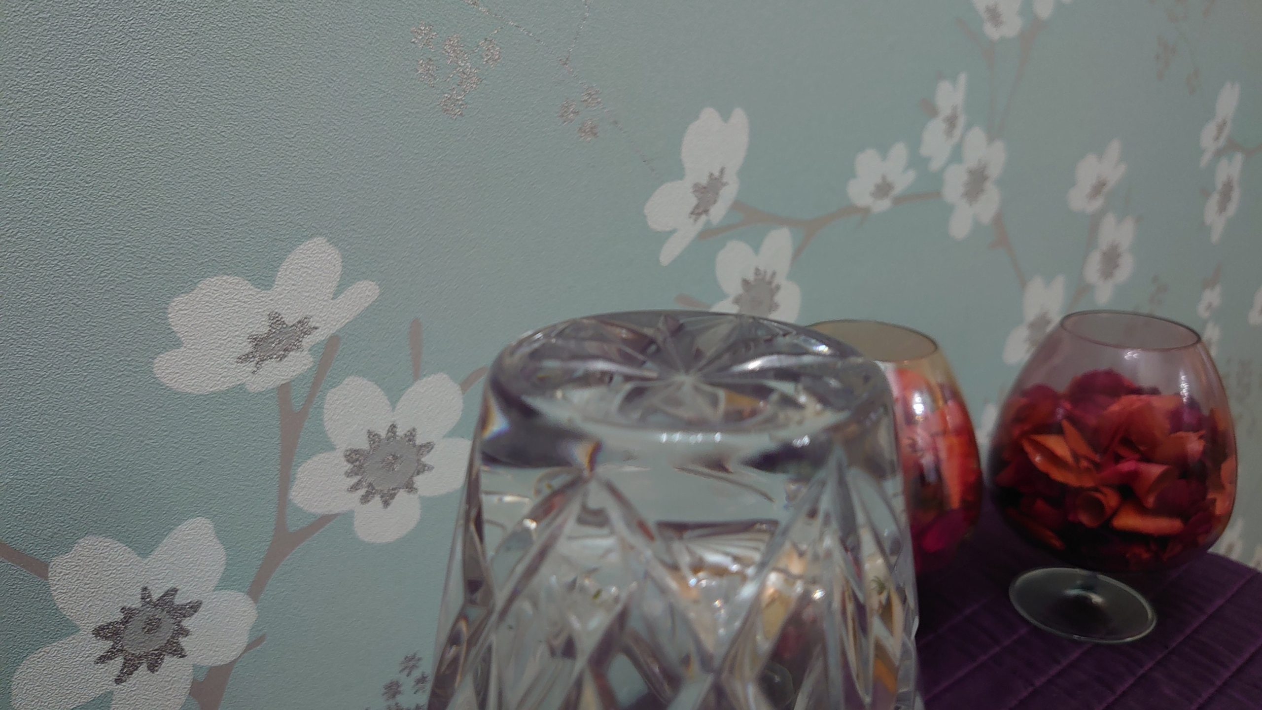 Lead Crystal Cut Glass Vase - Very Good to Excellent Condition - 20cm tall - 11.5cm diameter - Image 9