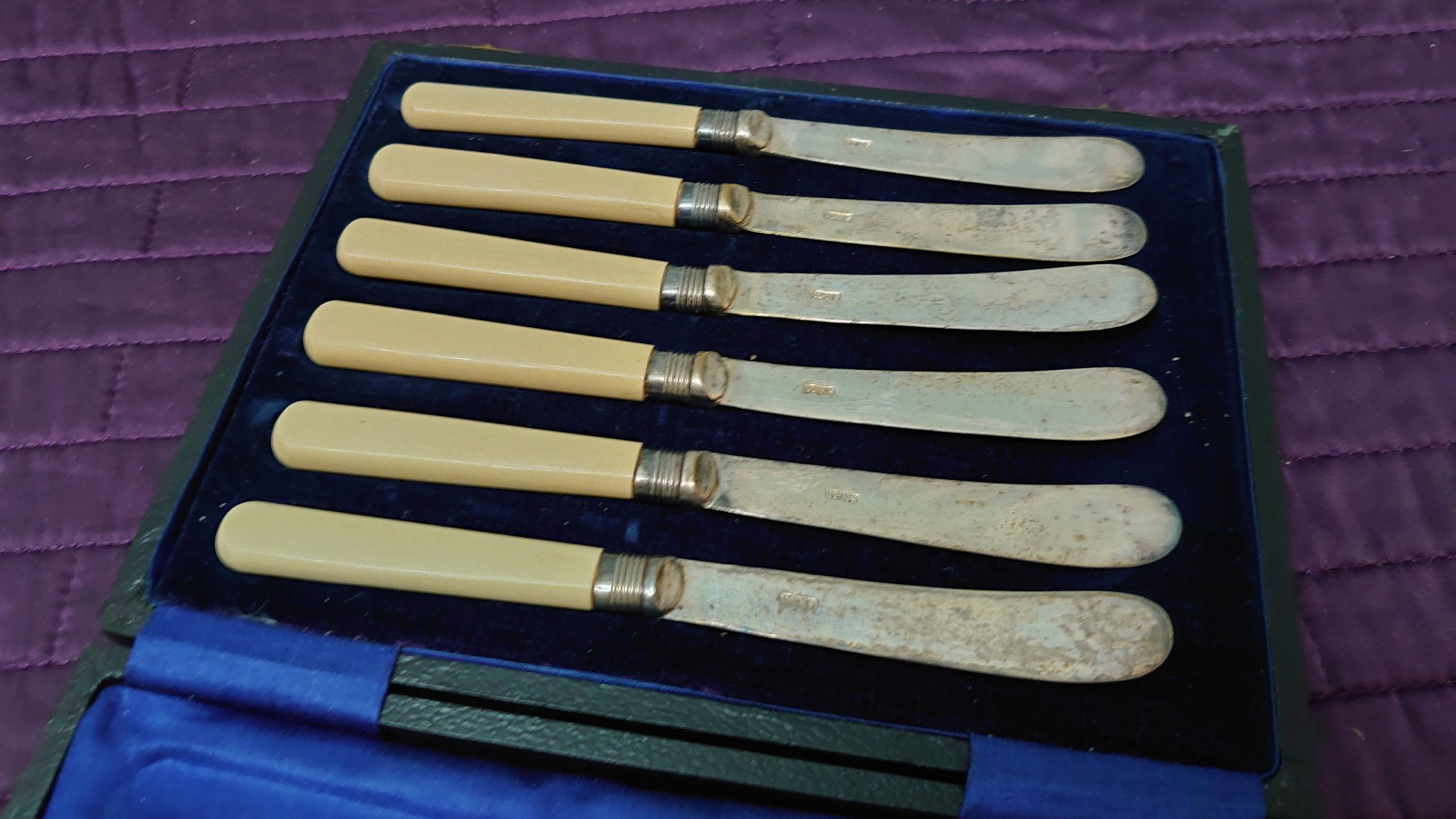 Boxed Set of Six Silverplated Dessert Knives - Black Box with Blue Linen - Good Condition - 16.5cm per Knife - Image 4