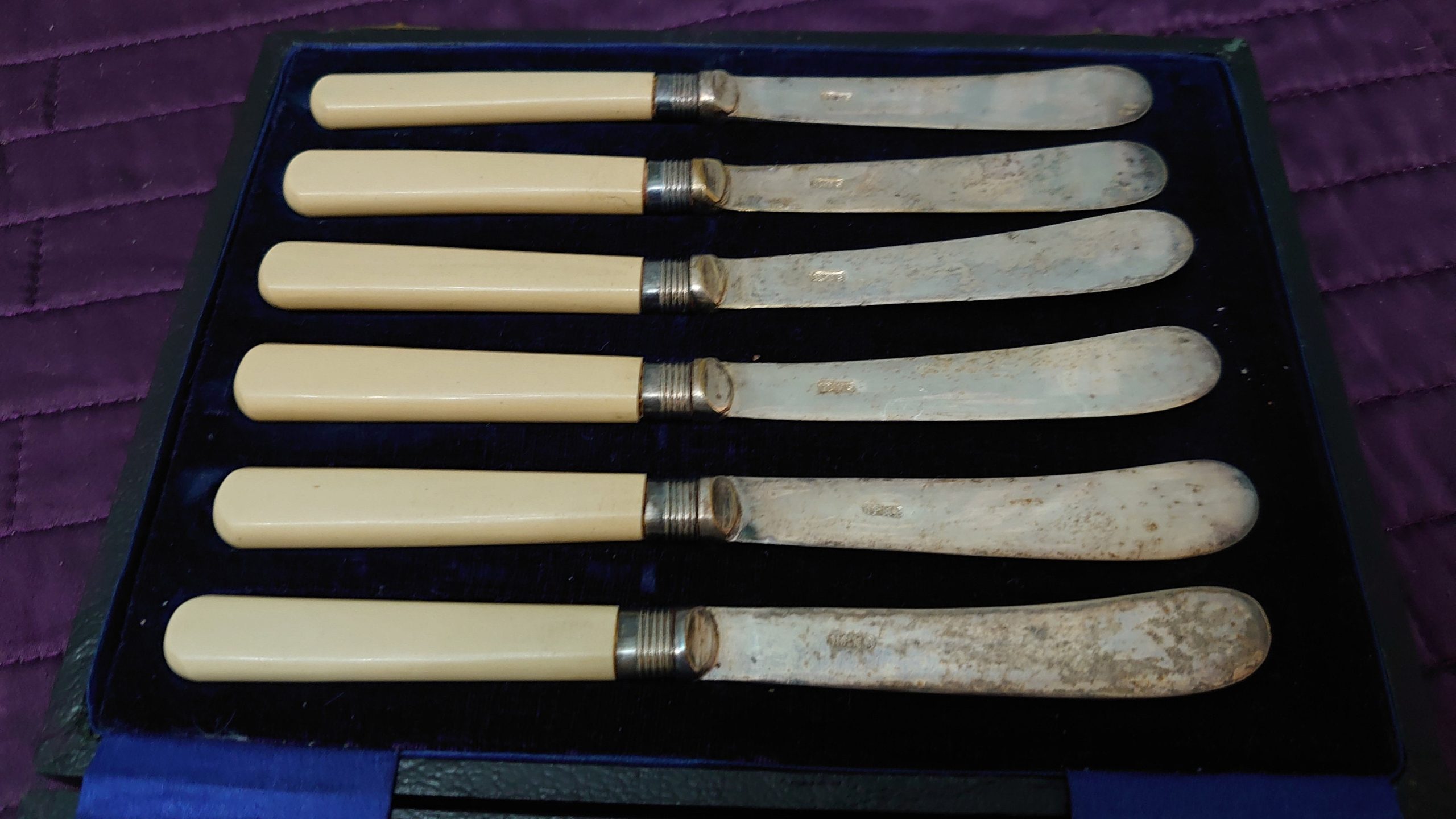 Boxed Set of Six Silverplated Dessert Knives - Black Box with Blue Linen - Good Condition - 16.5cm per Knife - Image 6
