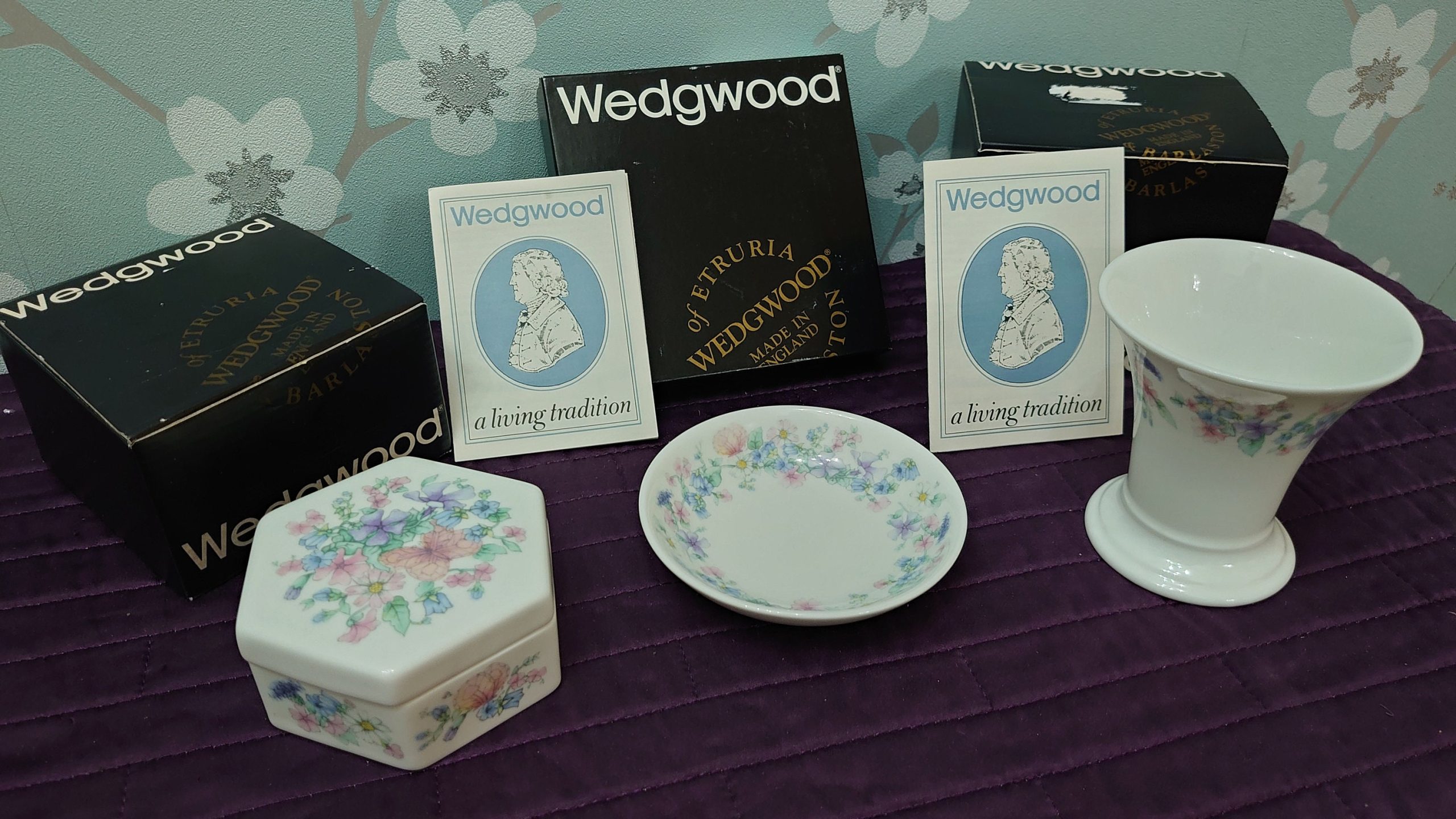 Set of 3 "Angela" Design Wedgwood Ceramic Pieces - Posy Pot, Haxagonal Box and Round Tray - Very Good to Excellent Condition - Image 2