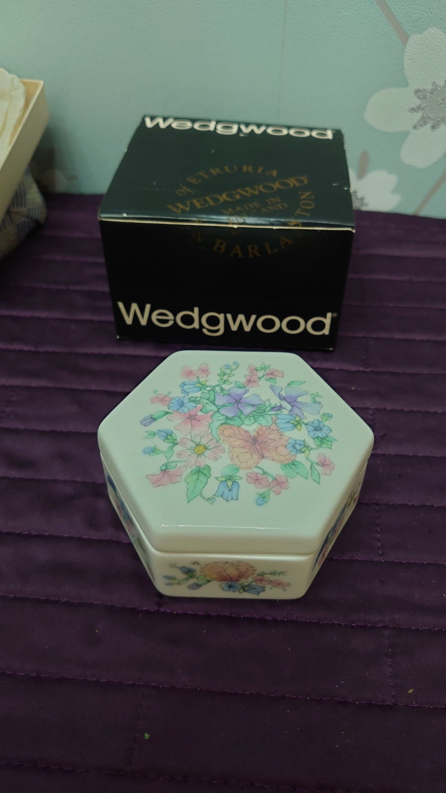 Set of 3 "Angela" Design Wedgwood Ceramic Pieces - Posy Pot, Haxagonal Box and Round Tray - Very Good to Excellent Condition - Image 3