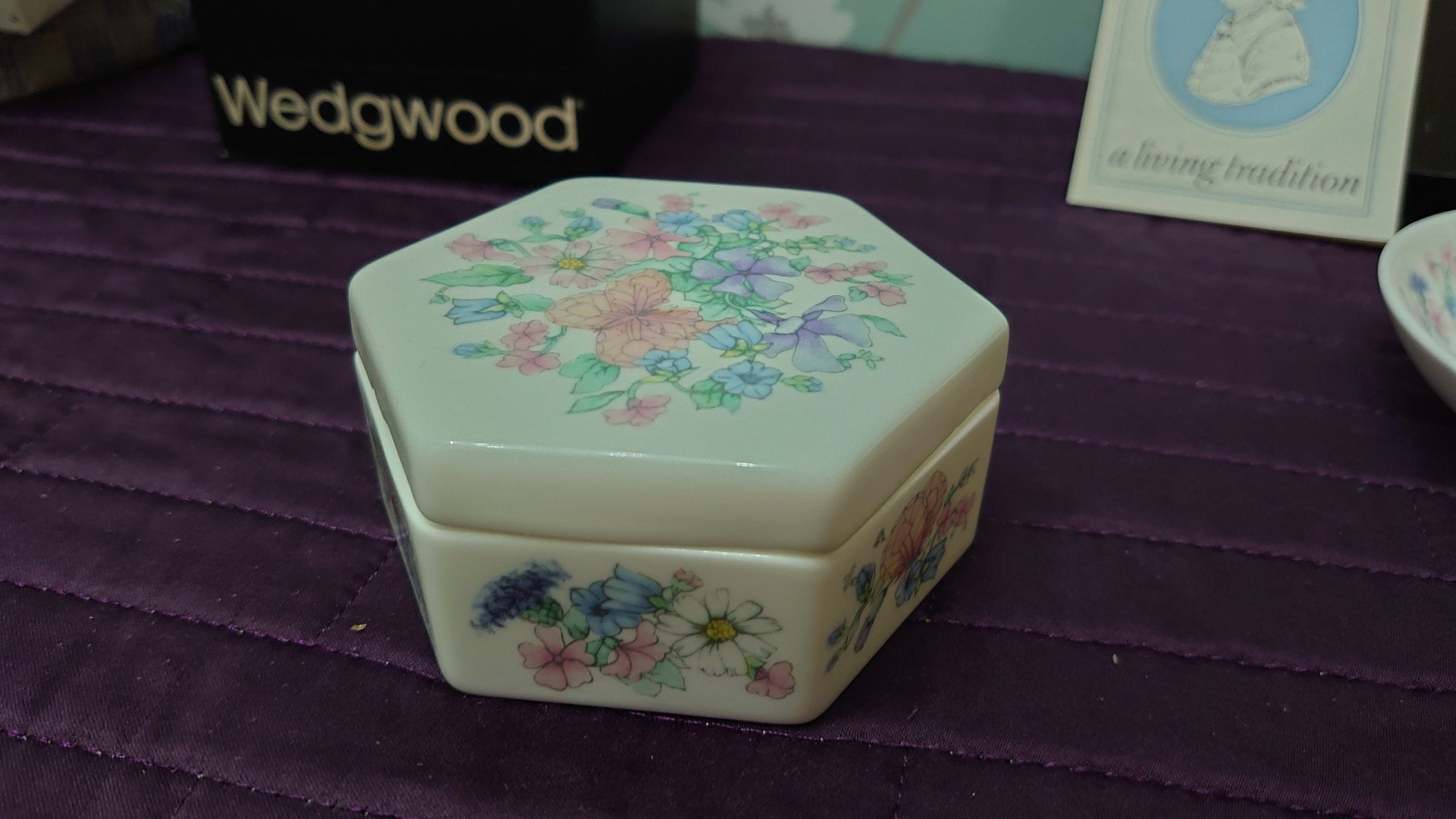 Set of 3 "Angela" Design Wedgwood Ceramic Pieces - Posy Pot, Haxagonal Box and Round Tray - Very Good to Excellent Condition - Image 4