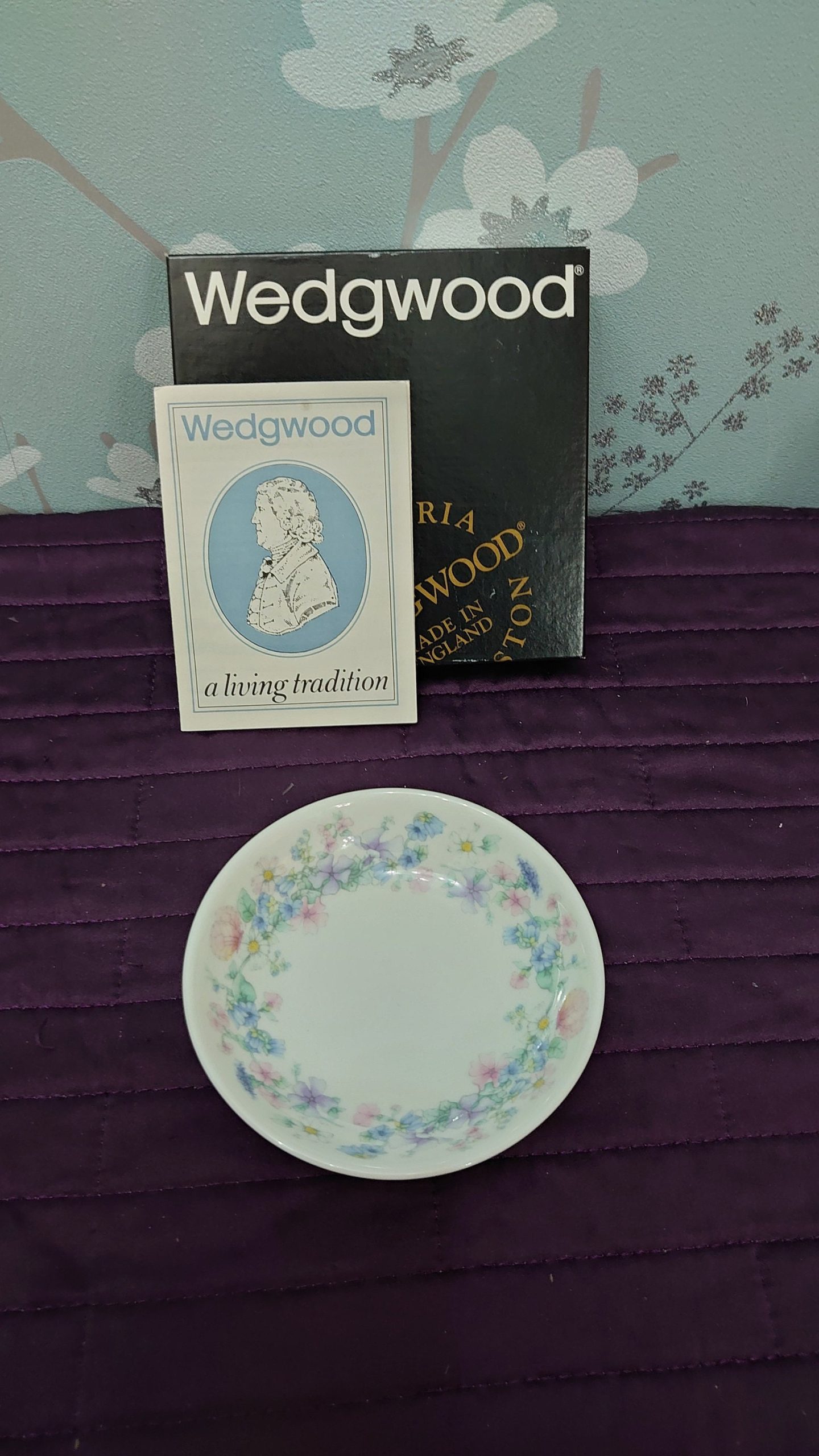 Set of 3 "Angela" Design Wedgwood Ceramic Pieces - Posy Pot, Haxagonal Box and Round Tray - Very Good to Excellent Condition - Image 6