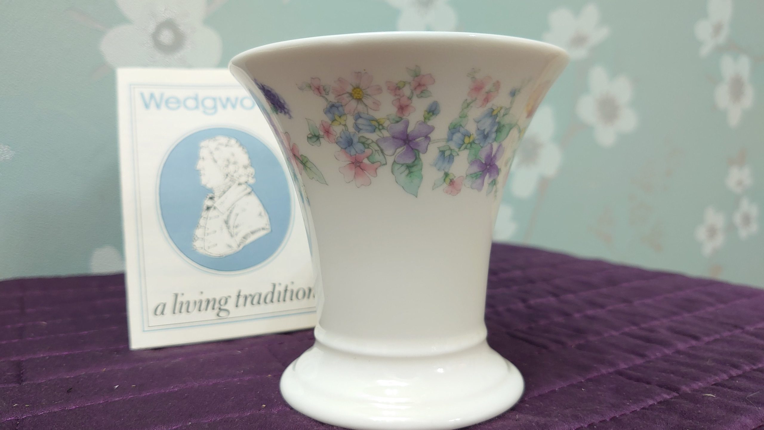 Set of 3 "Angela" Design Wedgwood Ceramic Pieces - Posy Pot, Haxagonal Box and Round Tray - Very Good to Excellent Condition - Image 9