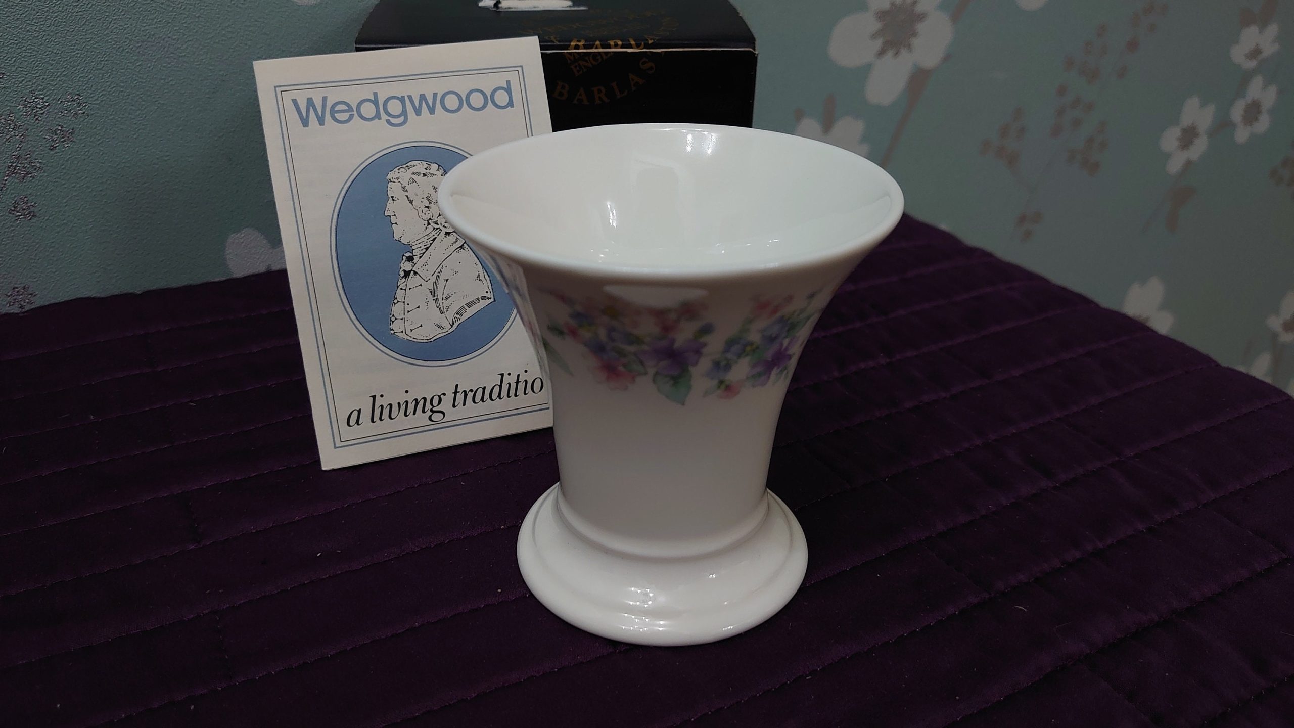 Set of 3 "Angela" Design Wedgwood Ceramic Pieces - Posy Pot, Haxagonal Box and Round Tray - Very Good to Excellent Condition - Image 10