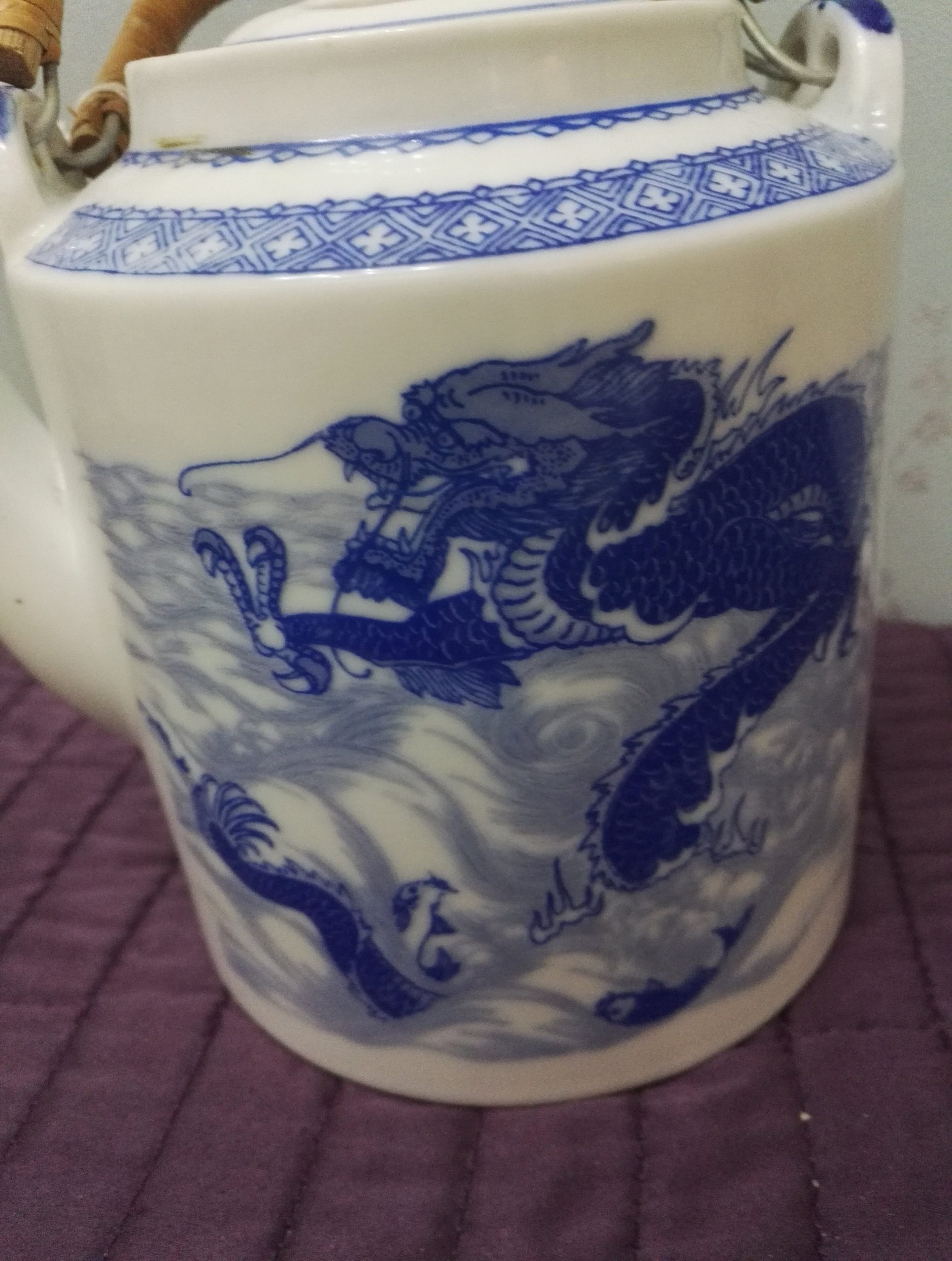 Large Chinese Blue and White Willow Style Tea Kettle with Wicker Handle - Good to Very Good Condition - Dragon Motif - Image 4