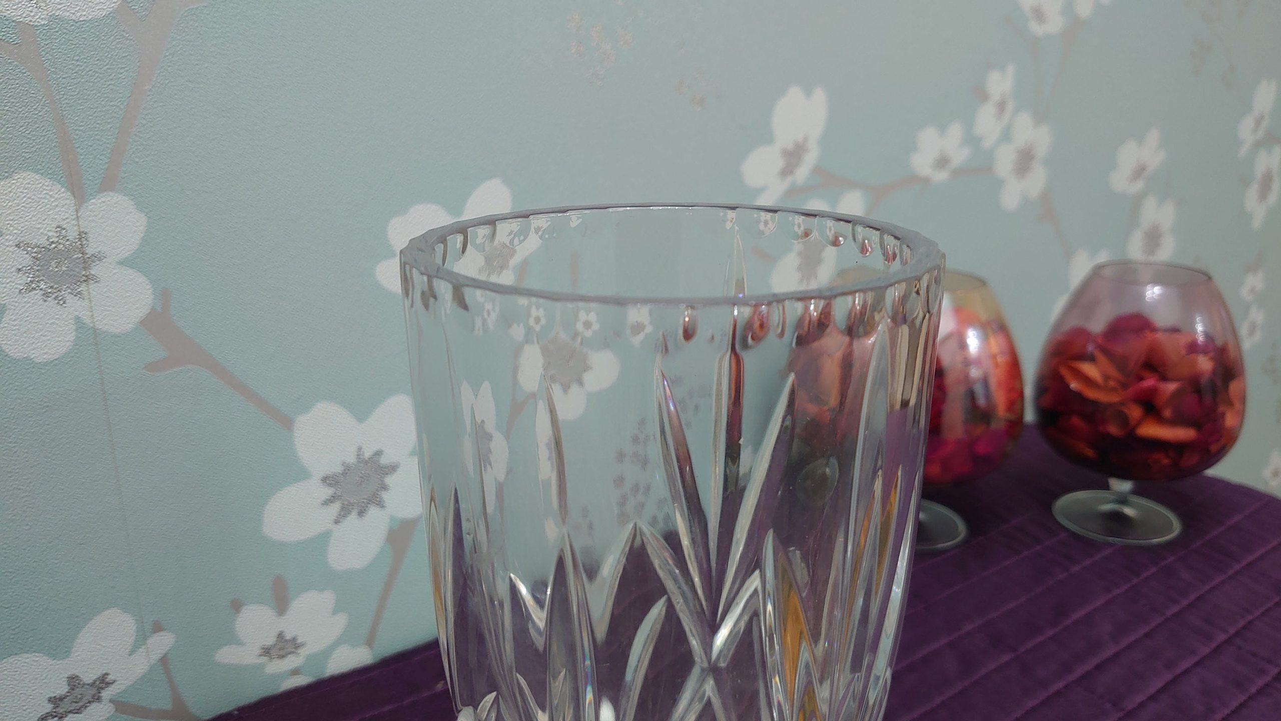 Lead Crystal Cut Glass Vase - Very Good to Excellent Condition - 20cm tall - 11.5cm diameter - Image 10