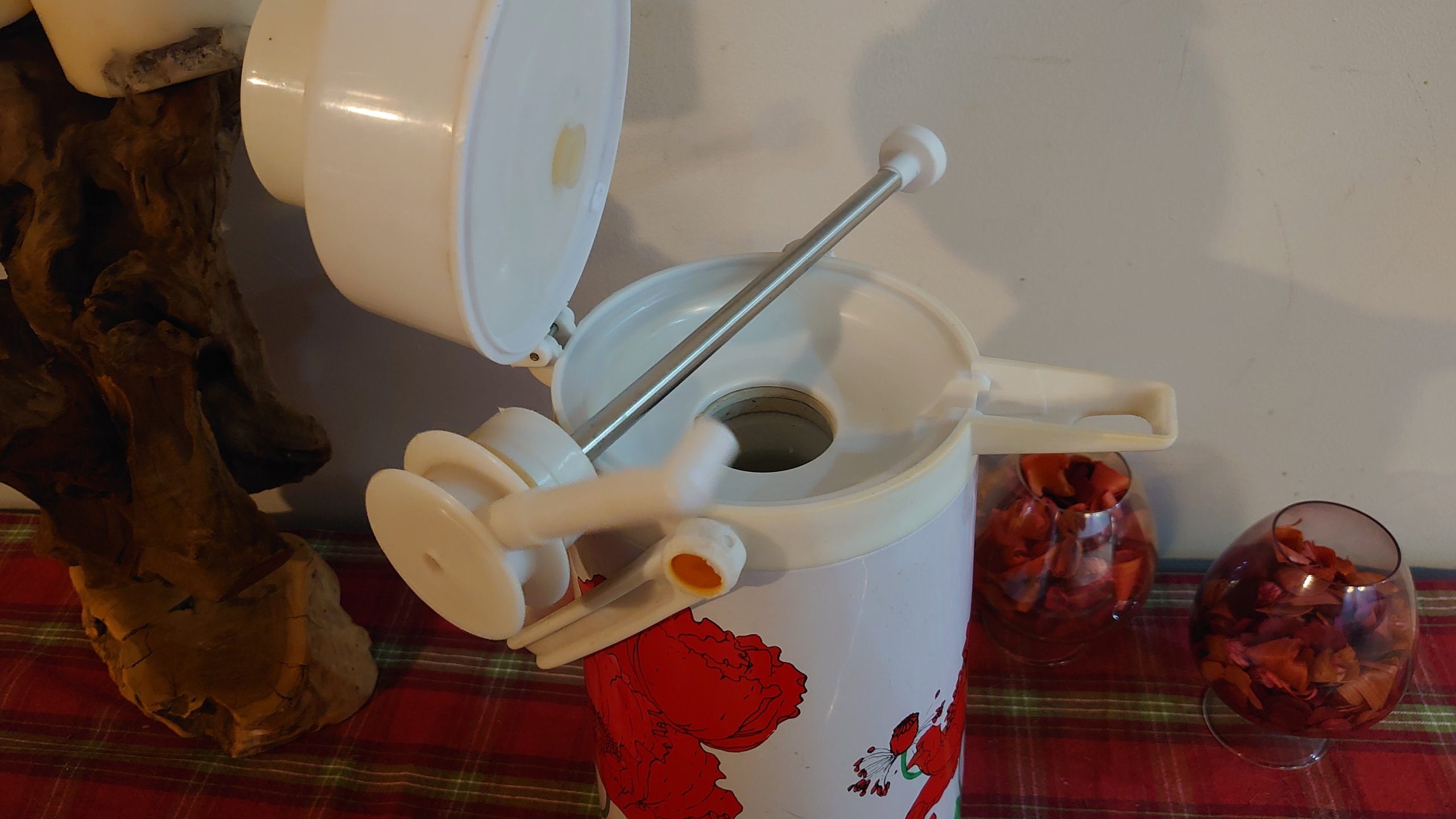 1970s Poppy Motif Hot water Dispenser or Tea Caddy - Image 9