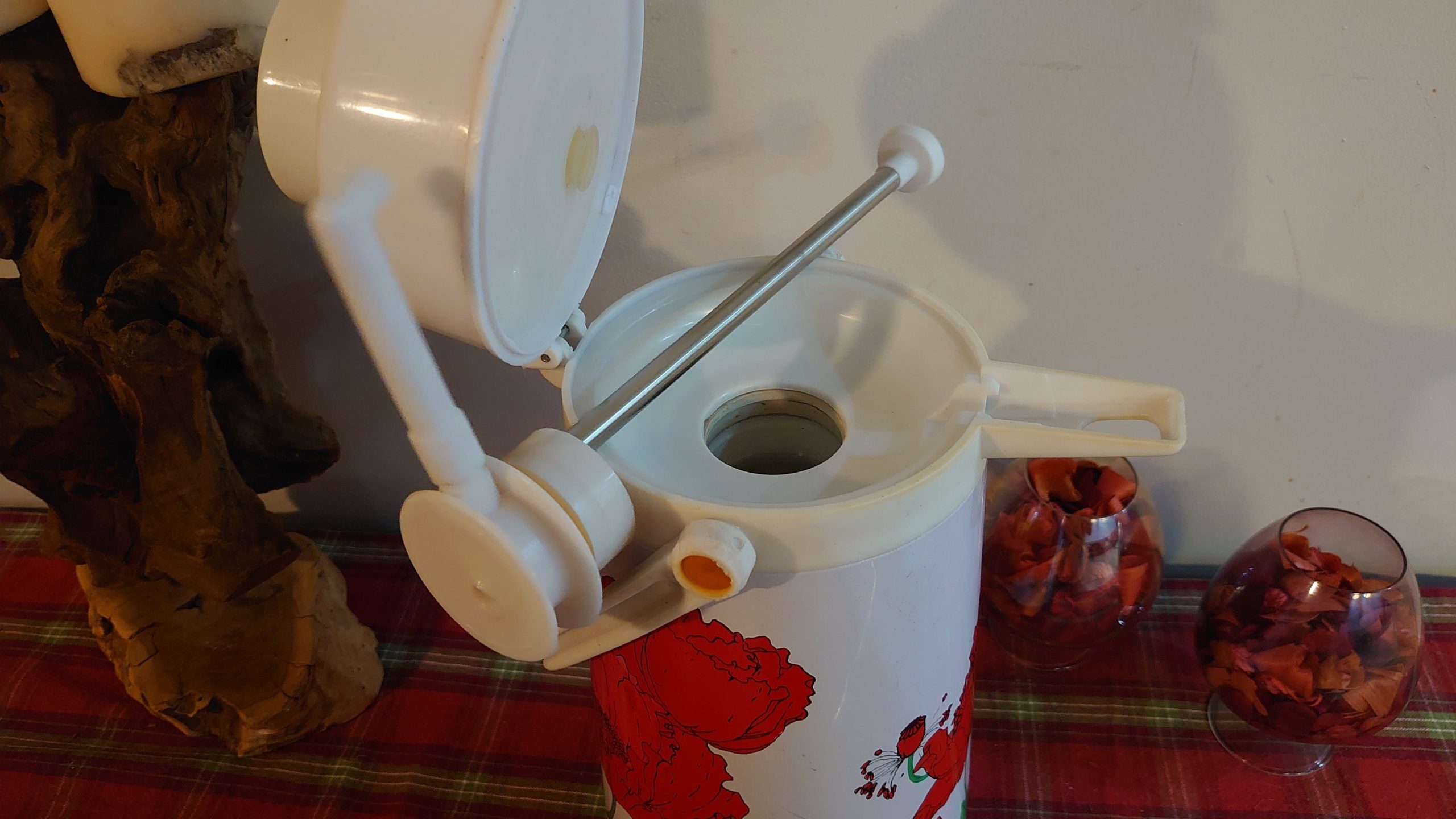 1970s Poppy Motif Hot water Dispenser or Tea Caddy - Image 10