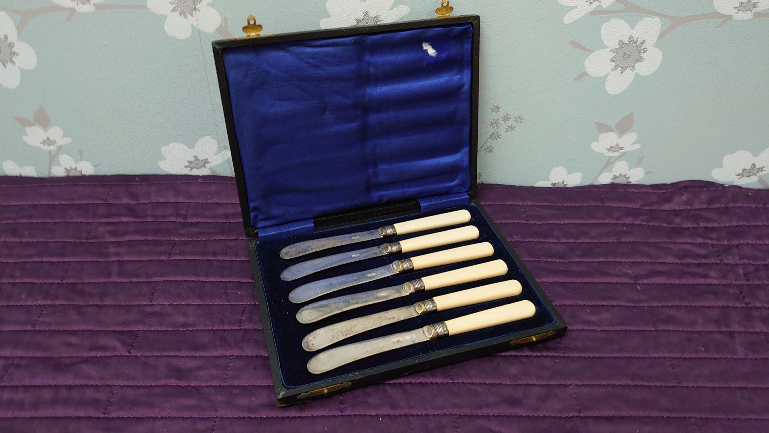 Boxed Set of Six Silverplated Dessert Knives - Black Box with Blue Linen - Good Condition - 16.5cm per Knife - Image 2