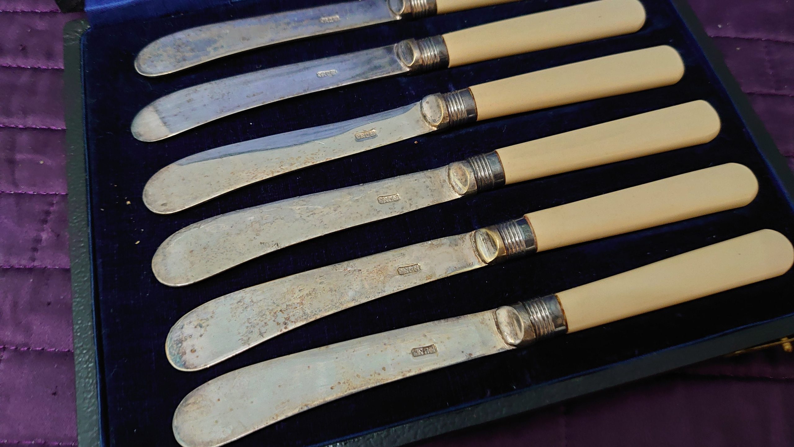 Boxed Set of Six Silverplated Dessert Knives - Black Box with Blue Linen - Good Condition - 16.5cm per Knife - Image 3