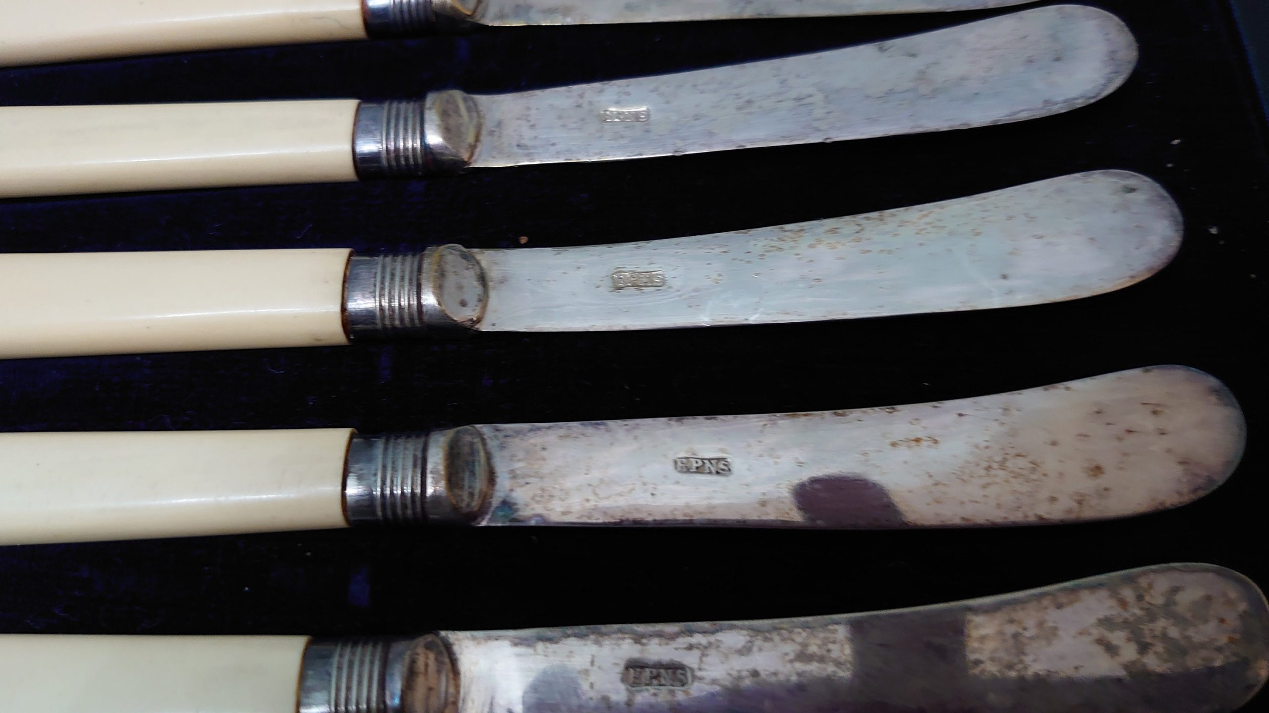 Boxed Set of Six Silverplated Dessert Knives - Black Box with Blue Linen - Good Condition - 16.5cm per Knife - Image 5