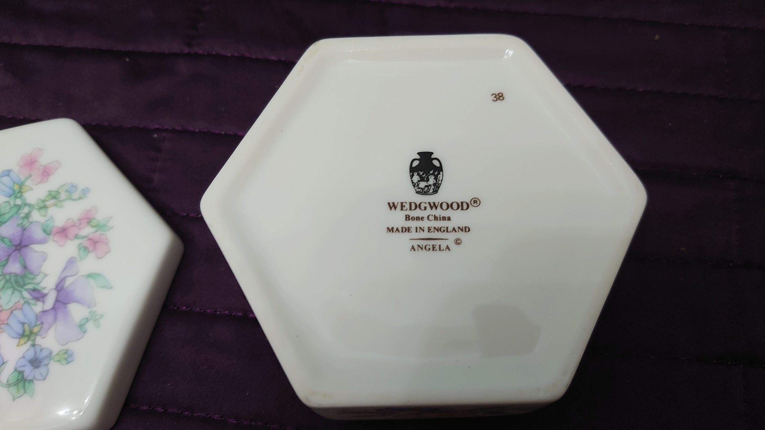 Set of 3 "Angela" Design Wedgwood Ceramic Pieces - Posy Pot, Haxagonal Box and Round Tray - Very Good to Excellent Condition - Image 5
