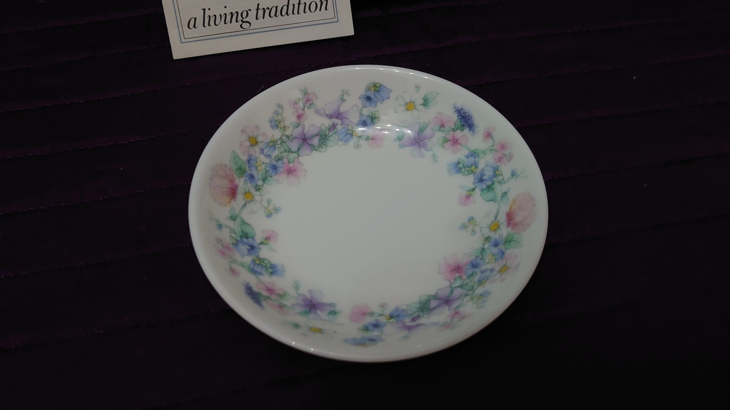 Set of 3 "Angela" Design Wedgwood Ceramic Pieces - Posy Pot, Haxagonal Box and Round Tray - Very Good to Excellent Condition - Image 7