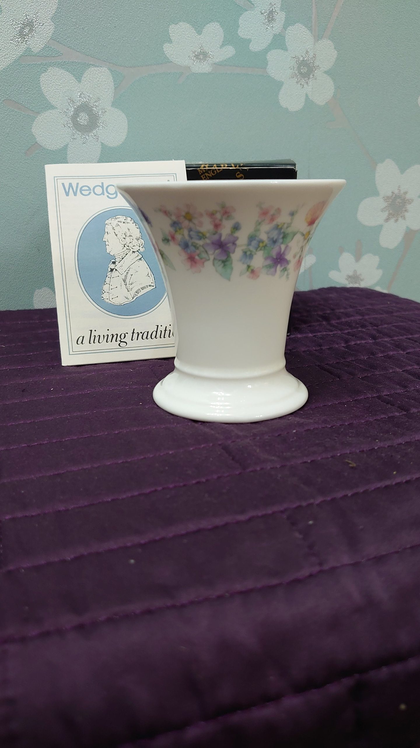 Set of 3 "Angela" Design Wedgwood Ceramic Pieces - Posy Pot, Haxagonal Box and Round Tray - Very Good to Excellent Condition - Image 8