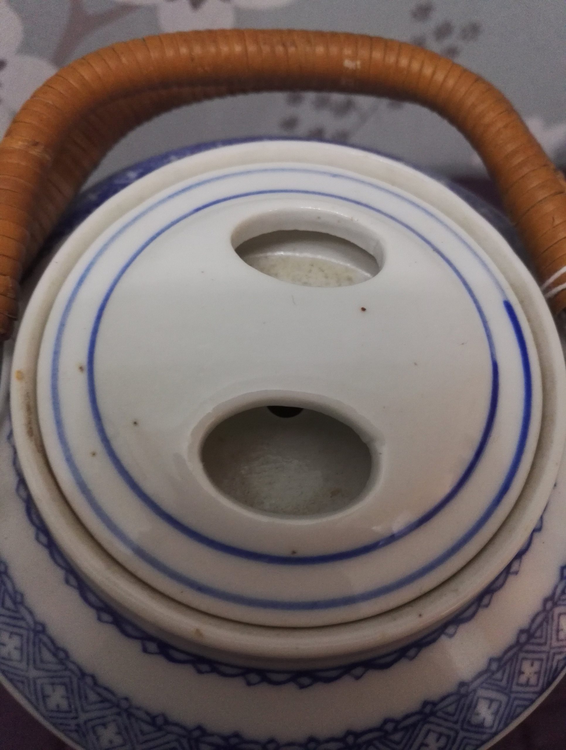 Large Chinese Blue and White Willow Style Tea Kettle with Wicker Handle - Good to Very Good Condition - Dragon Motif - Image 6