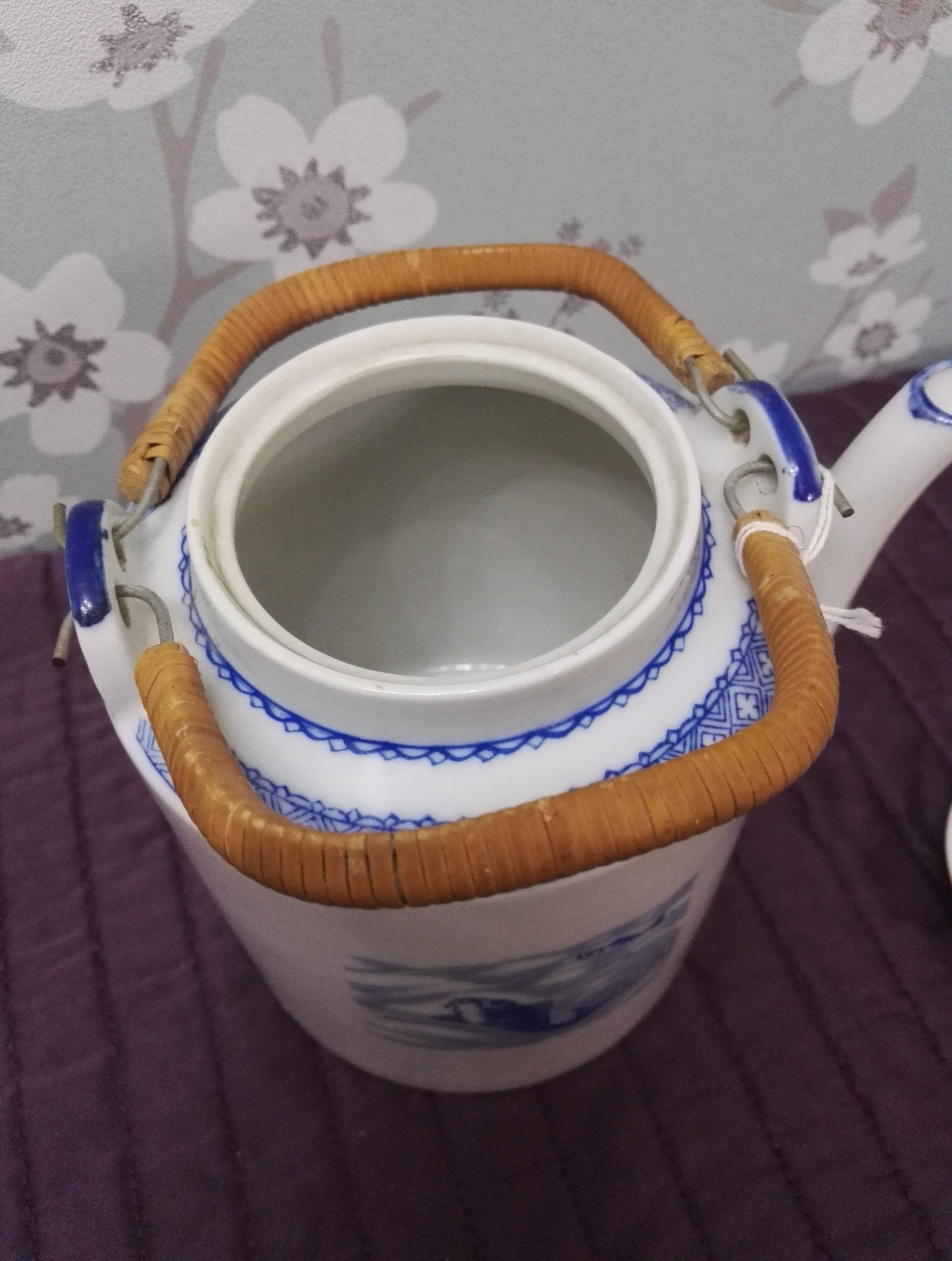 Large Chinese Blue and White Willow Style Tea Kettle with Wicker Handle - Good to Very Good Condition - Dragon Motif - Image 7