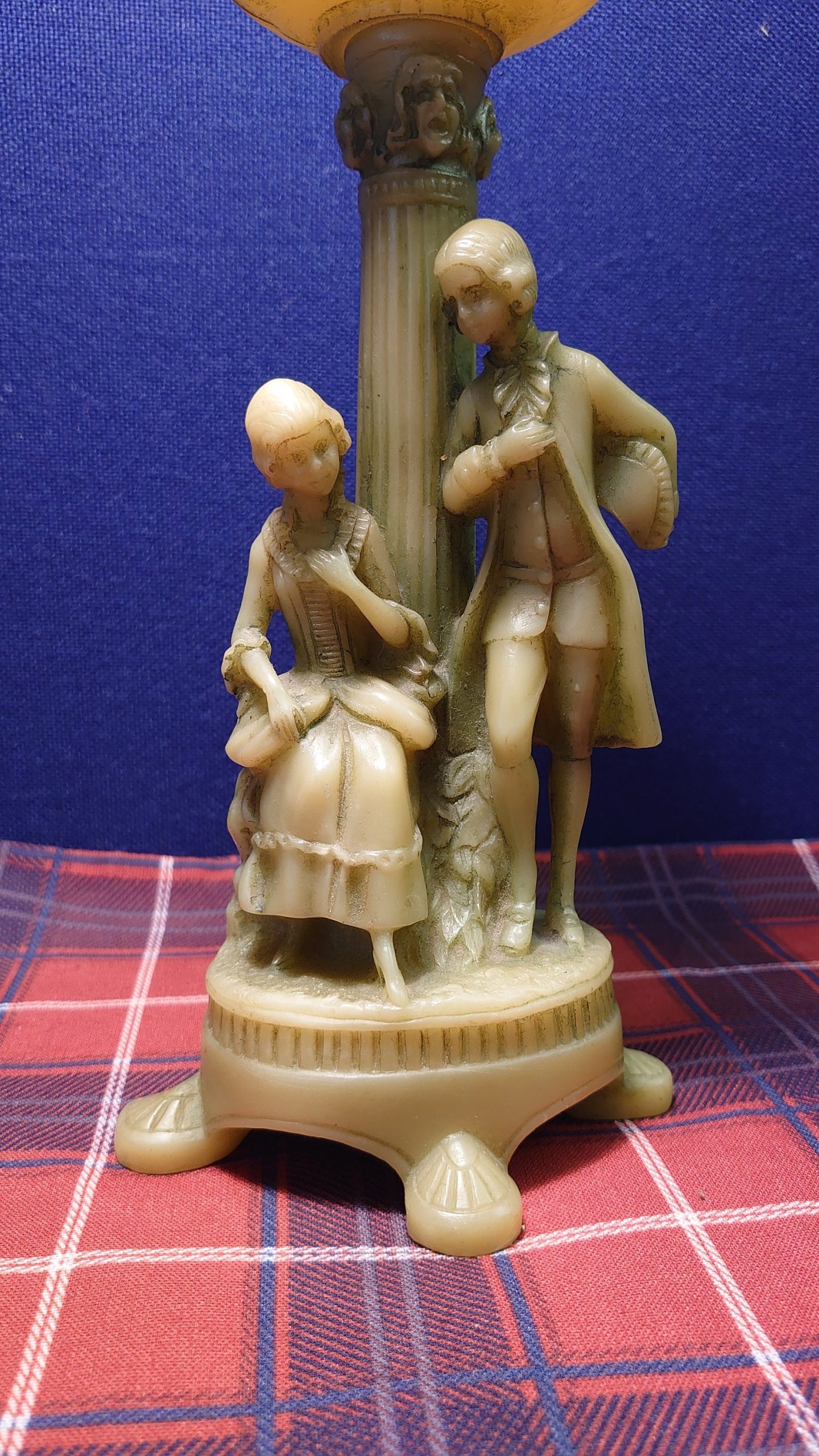 Jade-Effect Resin Candlestick depicting Edwardian Pair - Acceptable to Good Condition - 28cm tall - 10cm diameter - Image 6